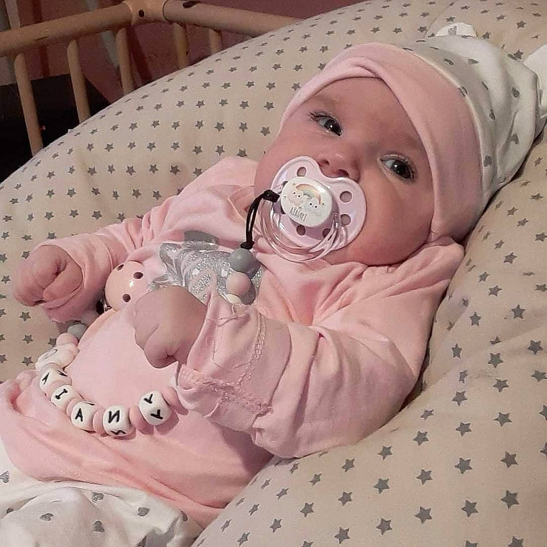 Lynaïa participe au concours pour gagner de l'argent avec cette photo : baby, baby_safety, baby_sleeping, baby_toddler_clothing, cheek, child, comfort, drinkware, eye, eyelash, face, head, headwear, iris, lip, mouth, person, pink, skin, sleeve
