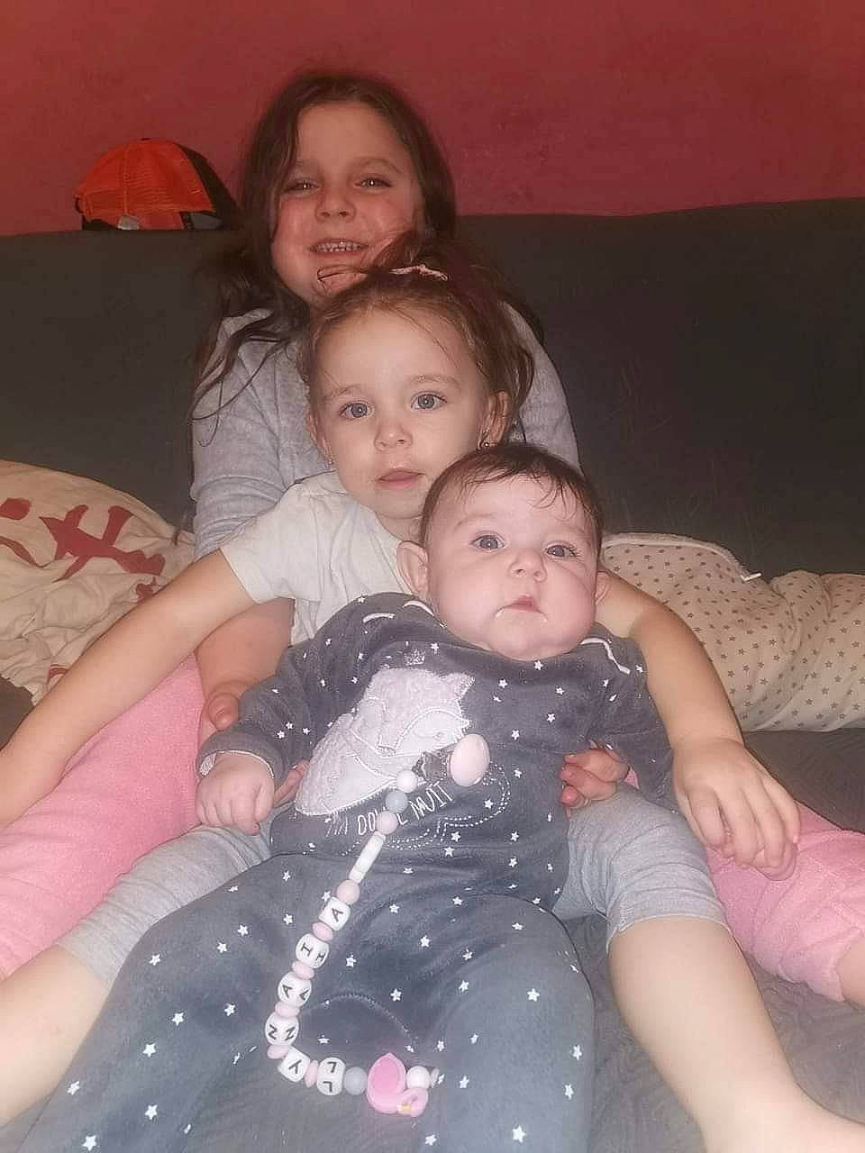 Lynaïa participe au concours pour gagner de l'argent avec cette photo : arm, cheek, comfort, couch, eye, face, facial_expression, finger, hair, happy, head, human_body, iris, joy, lap, leg, mouth, organ, person, skin