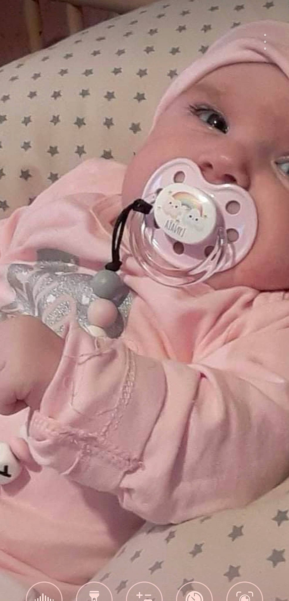 Lynaïa a rejoint le concours — aidez-le/la à gagner de superbes lots ! audio_equipment, baby, baby_products, baby_toddler_clothing, cheek, child, comfort, drinkware, eyelash, gadget, happy, linens, peach, person, pink, product, room, skin, sleeve, toddler