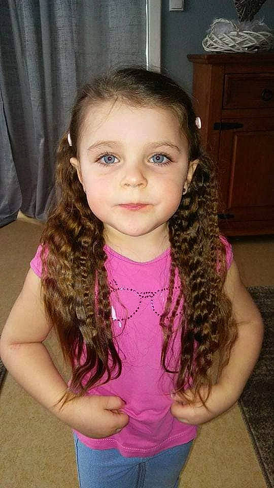 Maëlya a rejoint le concours — aidez-le/la à gagner de superbes lots ! cabinetry, chest_of_drawers, child_model, cupboard, curtain, drawer, eyebrow, eyelash, forehead, hair, hair_accessory, hair_tie, hairstyle, head, iris, long_hair, person, pigtail, pink, wood_stain