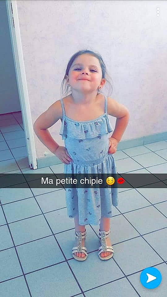 Maëlya participe au concours pour gagner de l'argent avec cette photo : active_tank, baby_toddler_clothing, chest, child_model, day_dress, denim, electric_blue, jeans, joy, one_piece_garment, pattern, person, shoulder, sleeveless_shirt, standing, tile, trunk, waist