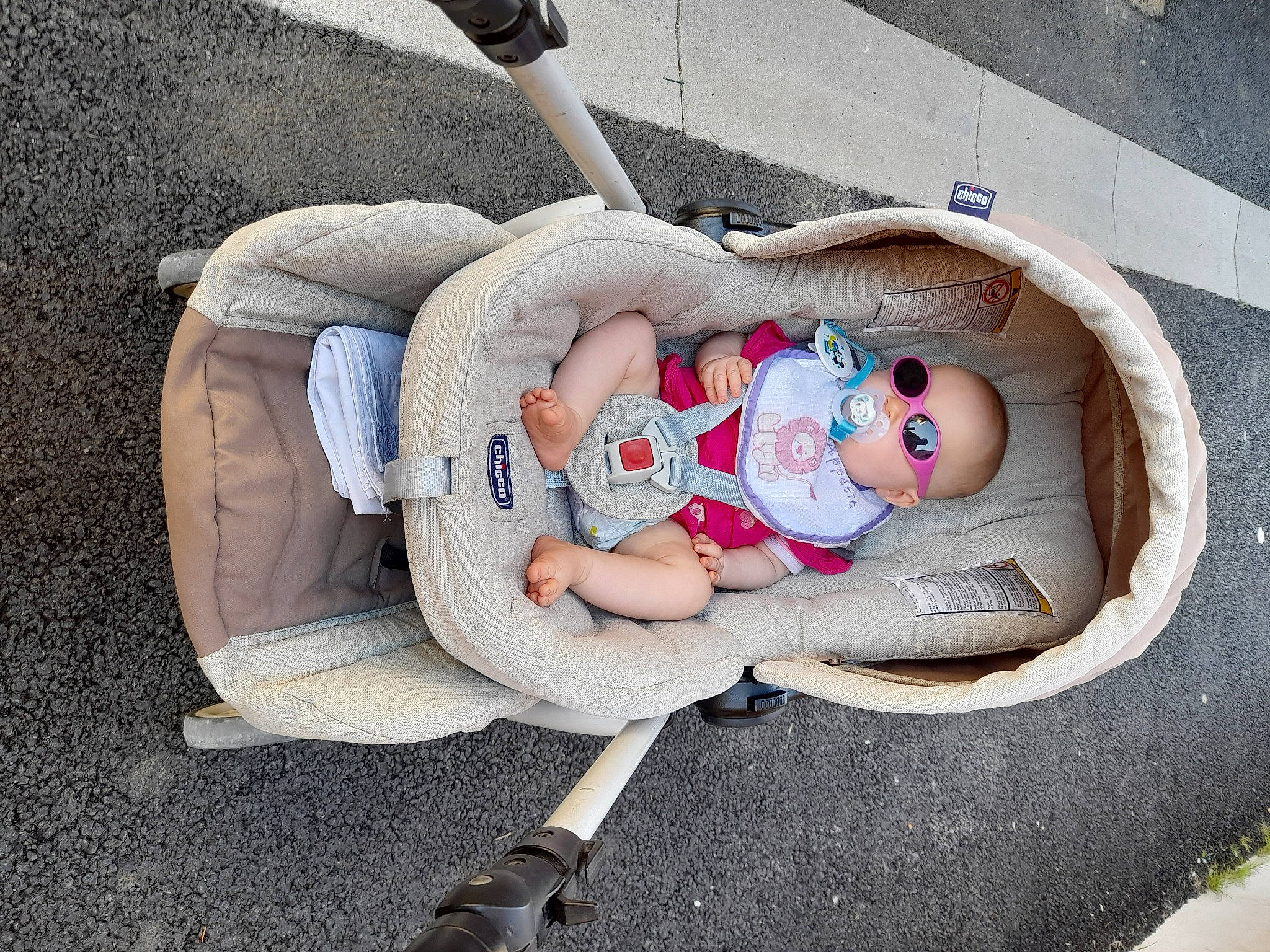 Myriam a rejoint le concours — aidez-le/la à gagner de superbes lots ! baby, baby_carriage, baby_products, baby_sleeping, baby_toddler_clothing, bag, car_seat, child, comfort, doll, fashion_accessory, grass, lap, nap, person, product, sitting, sleep, stuffed_toy, toddler