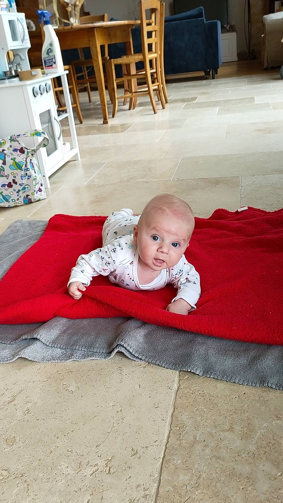 Gaston a rejoint le concours — aidez-le/la à gagner de superbes lots ! baby, baby_toddler_clothing, carmine, carpet, chair, child, comfort, crawling, floor, flooring, grass, hardwood, linens, pattern, person, room, sitting, sleeve, toddler, wood