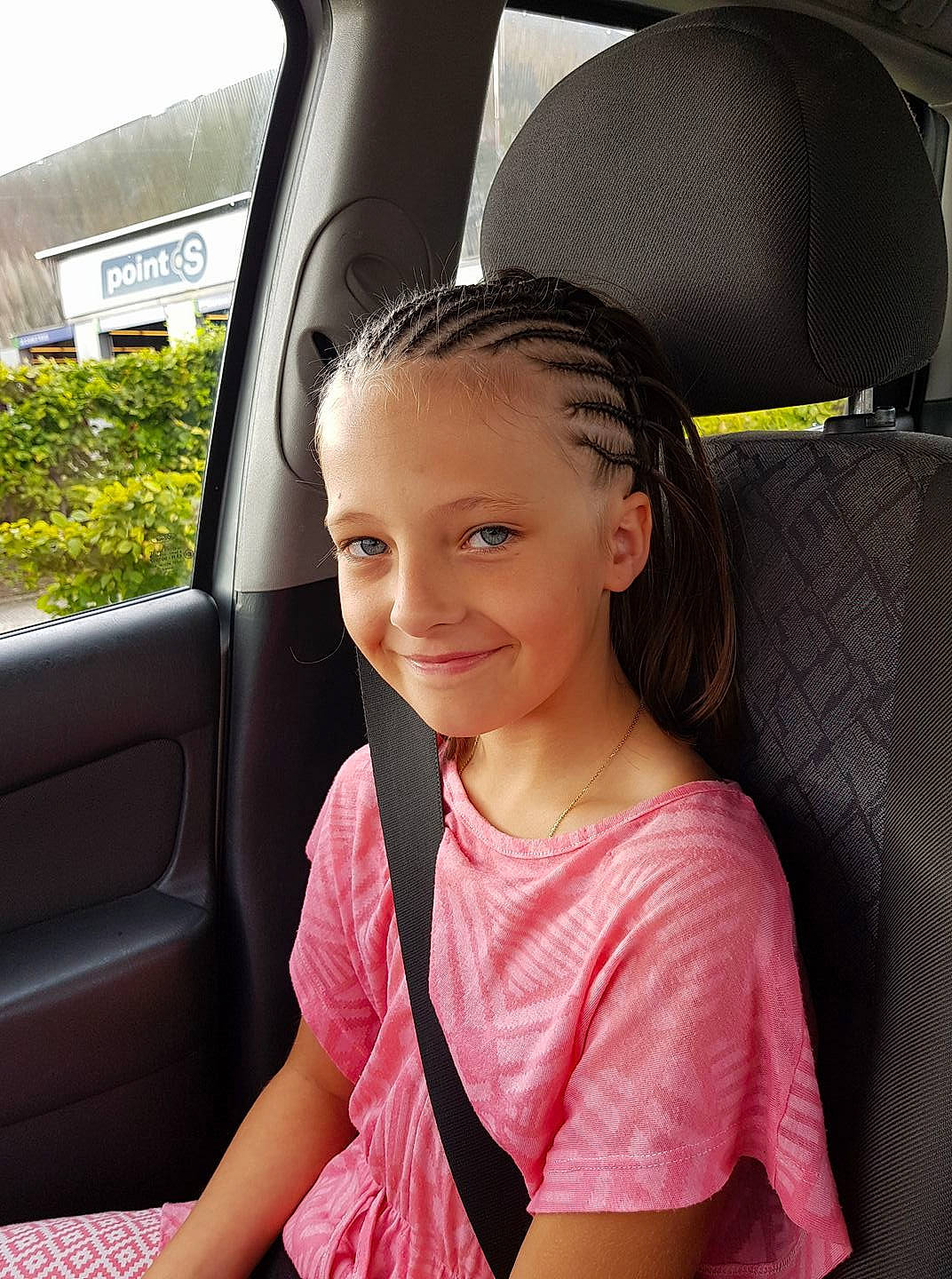 Honorine participe au concours pour gagner de l'argent avec cette photo : beauty, black_hair, car_seat, child, cool, day, ear, eye, fun, girl, hairstyle, happiness, joy, long_hair, person, pink, sitting, skin, smile, toddler
