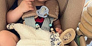 Maylone a rejoint le concours — aidez-le/la à gagner de superbes lots ! baby, car_seat, sunglasses, smile, plush_toy, infant, reflection, seatbelt, foot, hand, indoors, child, comfort, cute, happy, person, soft_toy, clothing, head, safety