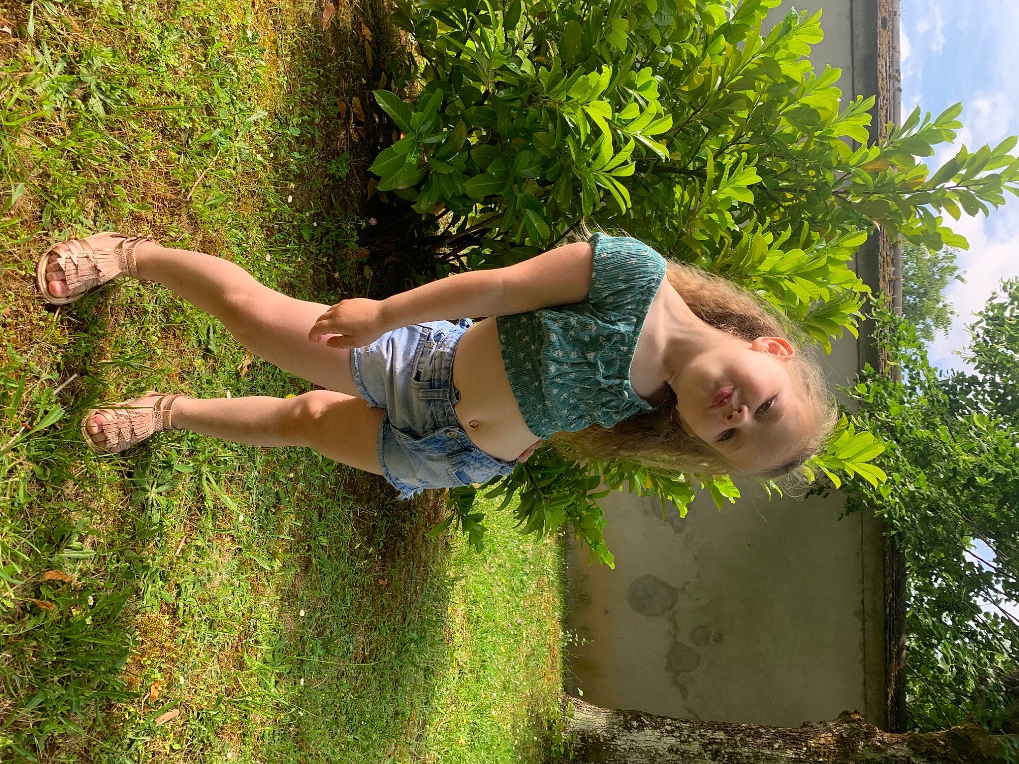 Naya a rejoint le concours — aidez-le/la à gagner de superbes lots ! botany, elbow, grass, grass_family, happy, joy, leaf, leisure, nature, people_in_nature, person, plant, shorts, shrub, sky, smile, summer, sunlight, t_shirt, thigh