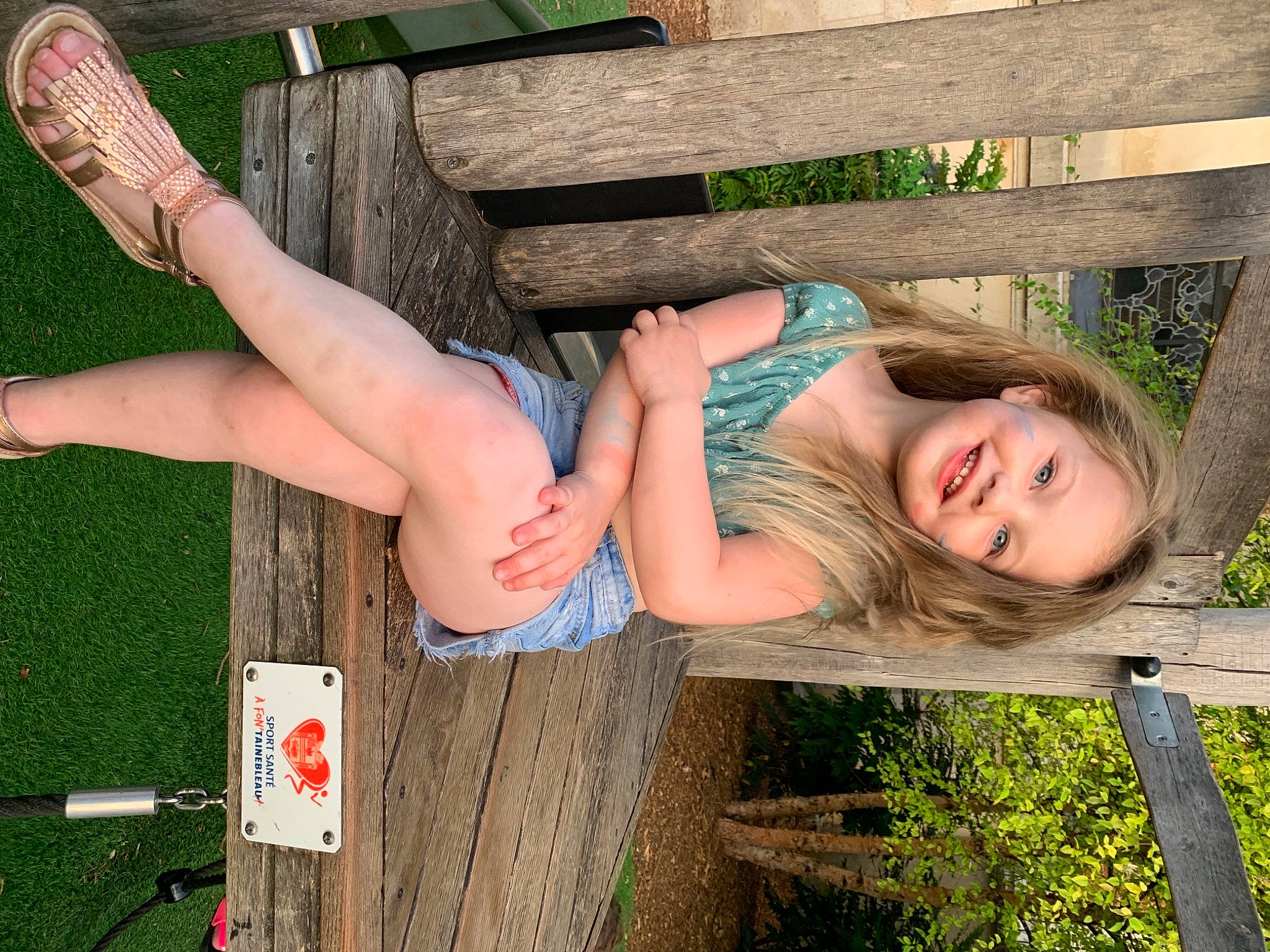 Naya participe au concours pour gagner de l'argent avec cette photo : arm, calf, cool, fun, grass, grass_family, green, happy, joint, joy, knee, leg, leisure, muscle, people_in_nature, person, plant, shoulder, smile, thigh