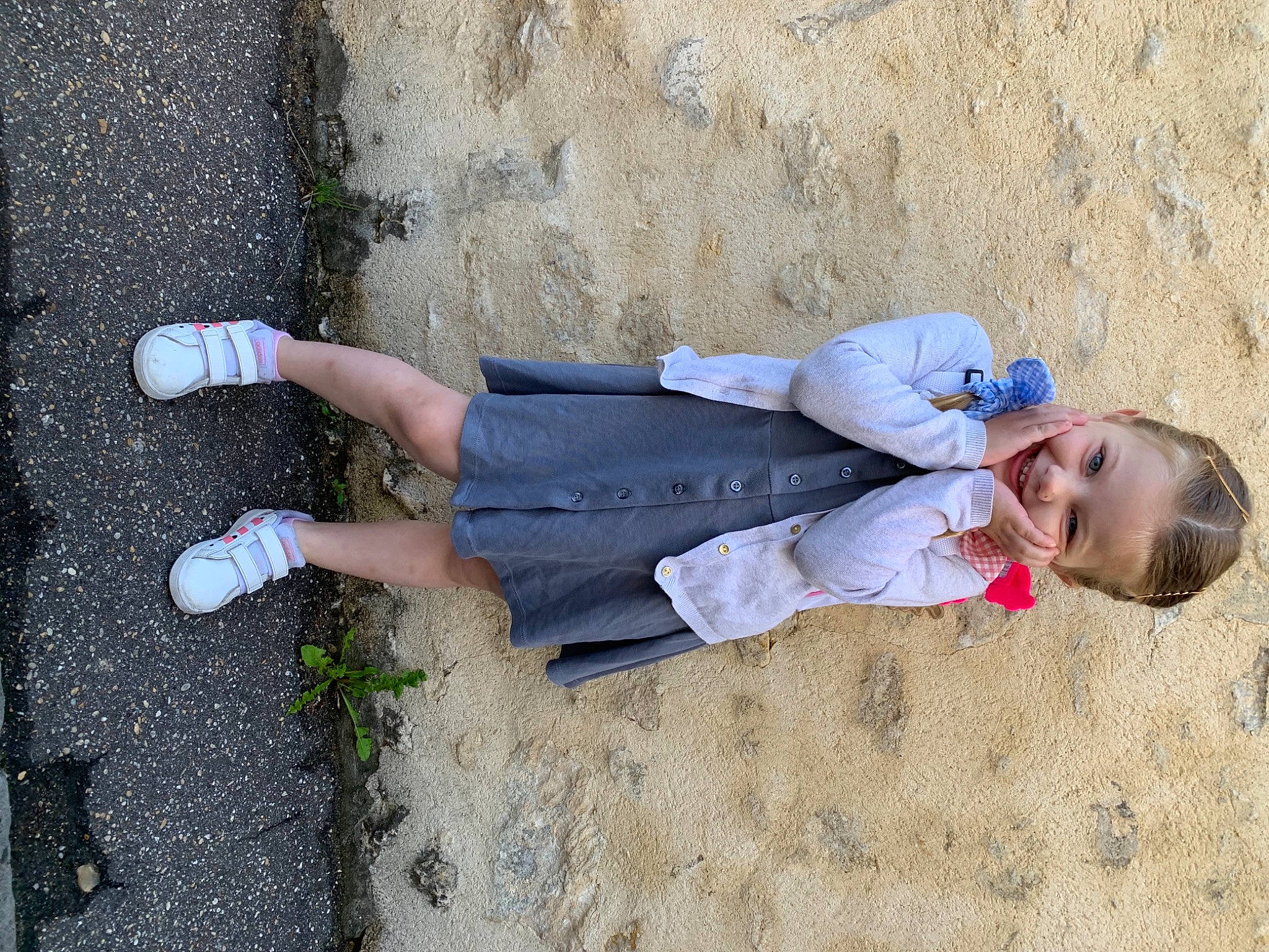 Naya a rejoint le concours — aidez-le/la à gagner de superbes lots ! asphalt, concrete, electric_blue, foot, fun, grass, hand, human_body, human_leg, joy, knee, leg, people_in_nature, person, road_surface, shoe, sidewalk, smile, sneakers, thigh