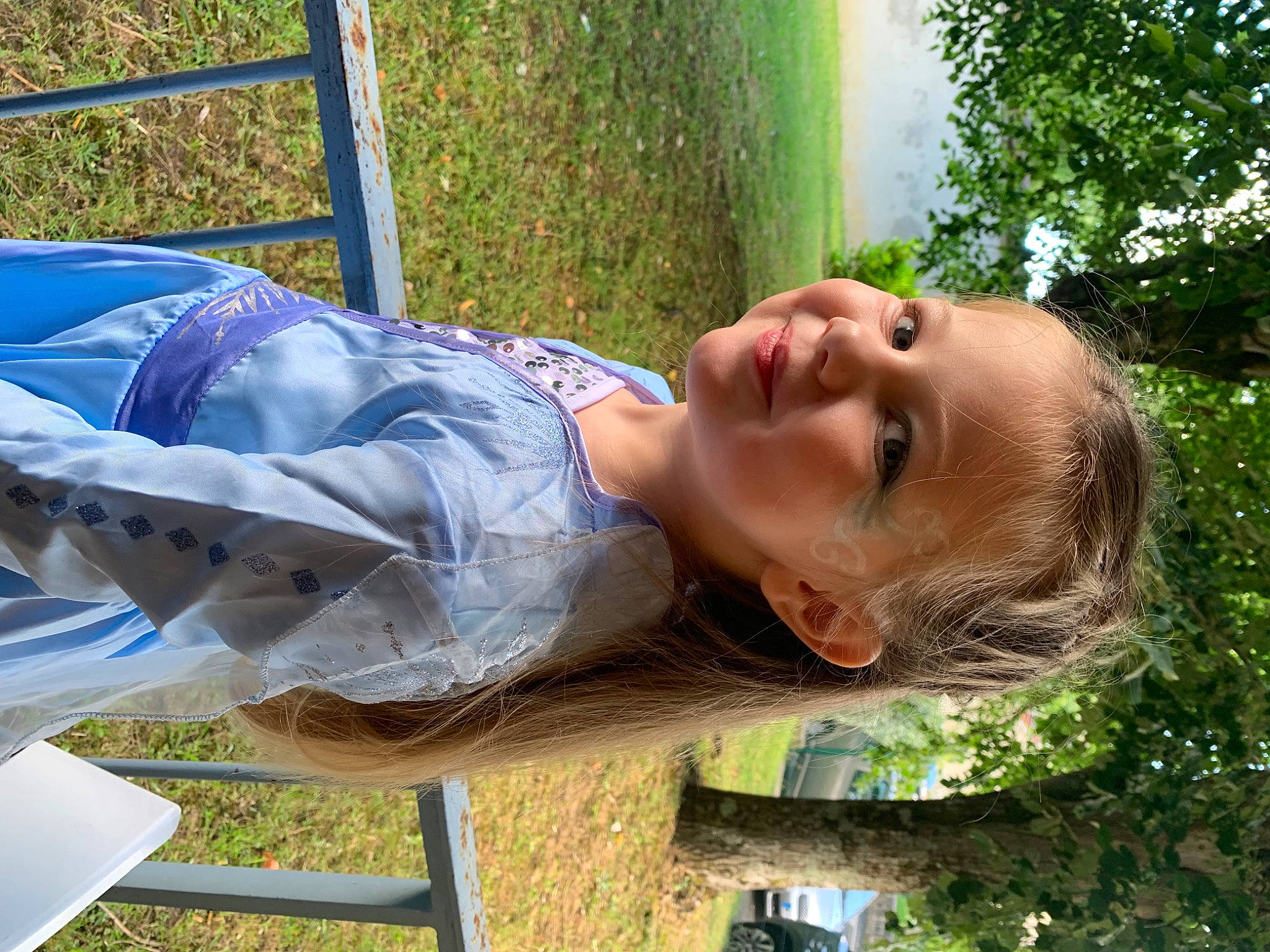 Naya a rejoint le concours — aidez-le/la à gagner de superbes lots ! fun, grass, happy, joy, leisure, people_in_nature, person, plant, recreation, smile, throat, tree