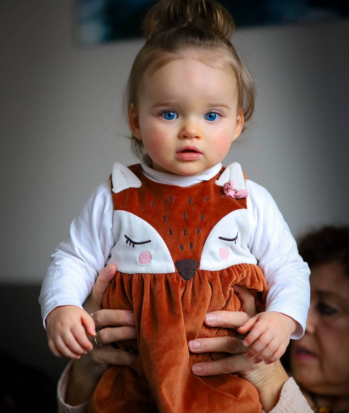Gabriella a rejoint le concours — aidez-le/la à gagner de superbes lots ! arm, baby, baby_toddler_clothing, cheek, child, collar, dress_shirt, event, finger, flash_photography, formal_wear, fun, gesture, hand, happy, person, sitting, sleeve, thumb, tie