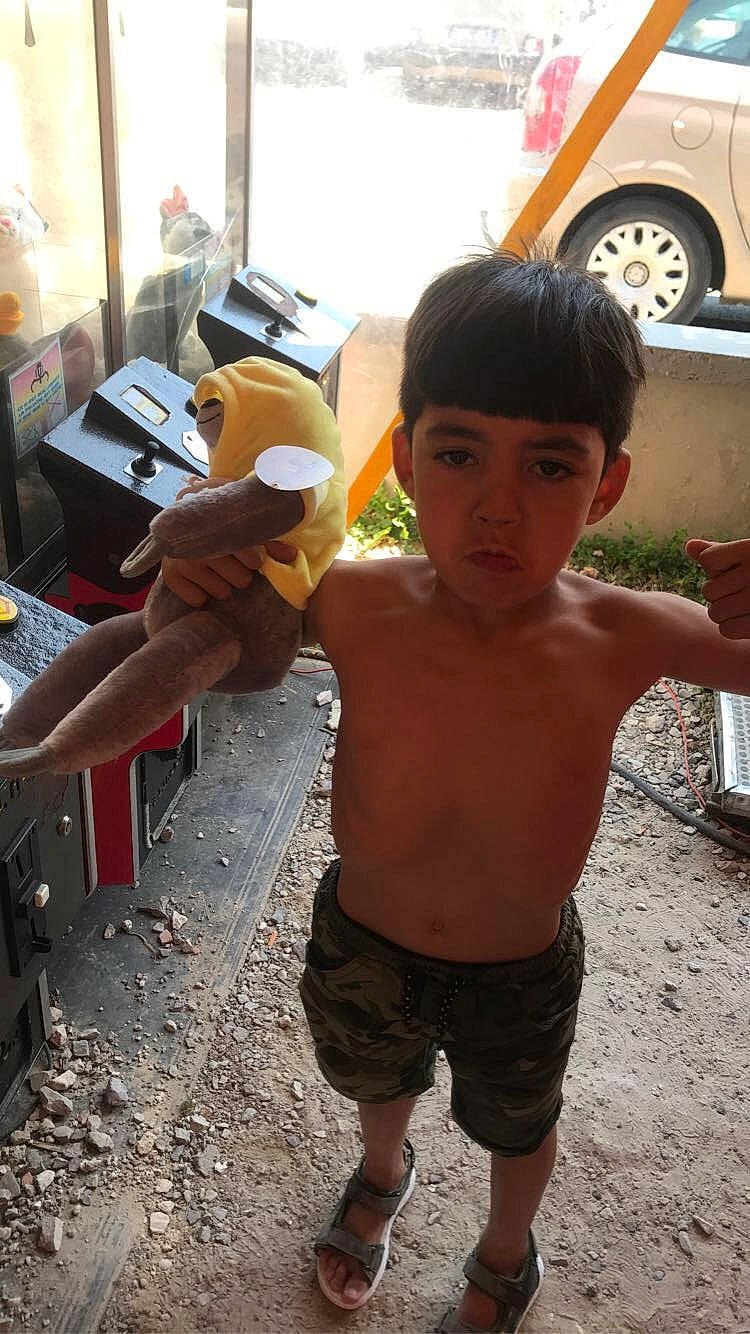 Ilyes participe au concours pour gagner de l'argent avec cette photo : barechested, chest, child, chin, cool, fun, hairstyle, happy, human_leg, leisure, person, shorts, skin, summer, temple, thigh, thumb, tire, toddler, trunk