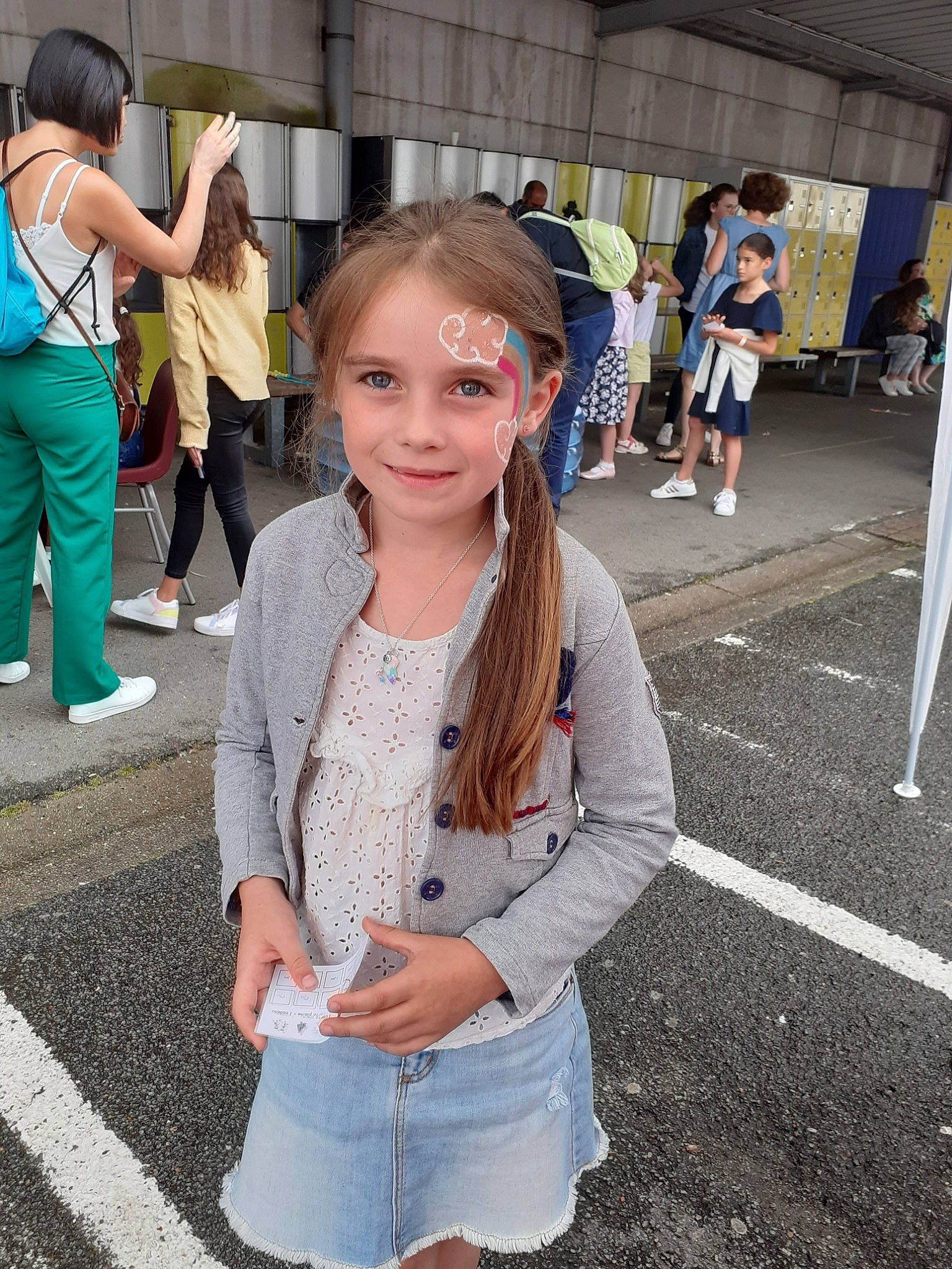Orlane participe au concours pour gagner de l'argent avec cette photo : electric_blue, eyewear, fun, gesture, hairstyle, happy, human, joy, leg, leisure, pedestrian, person, public_space, recreation, road, shorts, smile, style, summer, thigh