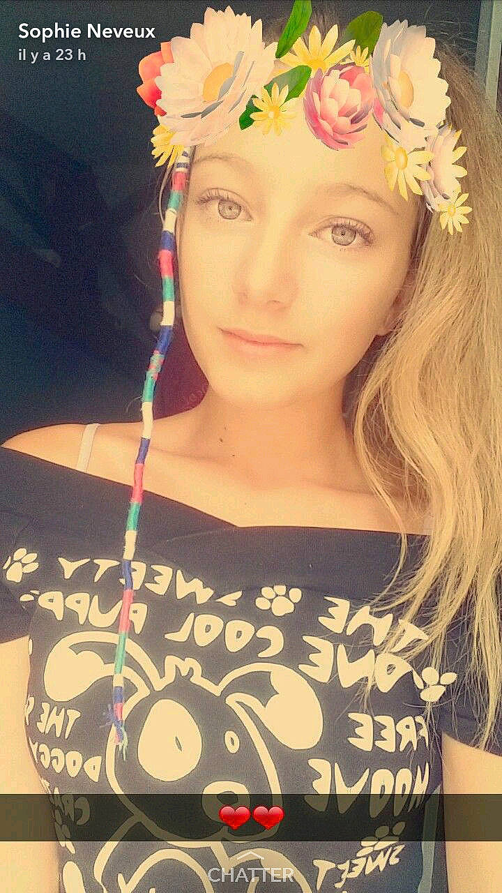 Sophie a rejoint le concours — aidez-le/la à gagner de superbes lots ! brown_hair, cheek, eyebrow, forehead, girl, hair_accessory, hair_coloring, hairstyle, headpiece, long_hair, person, product, smile