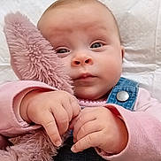 Clelya a rejoint le concours — aidez-le/la à gagner de superbes lots ! baby, infant, cute, denim_overalls, stuffed_animal, plush_toy, pink, hands, face, eyes, soft, quilt, patches, child, portrait, clothing, indoor, young, person, holding