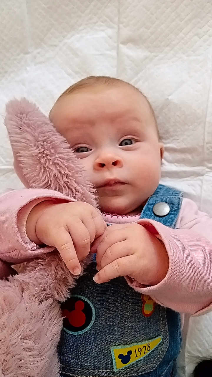 Clelya a rejoint le concours — aidez-le/la à gagner de superbes lots ! baby, infant, cute, denim_overalls, stuffed_animal, plush_toy, pink, hands, face, eyes, soft, quilt, patches, child, portrait, clothing, indoor, young, person, holding