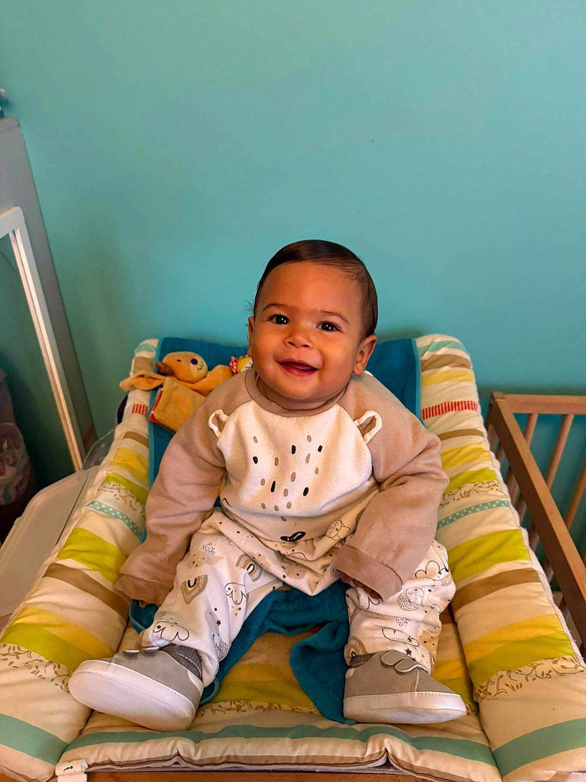 Kayden participe au concours pour gagner de l'argent avec cette photo : baby, smiling, child, padded_mat, toy, plush, clothing, shoes, indoor, portrait, happy, cute, infant, sitting, home, colorful, striped, person, young_child, cozy