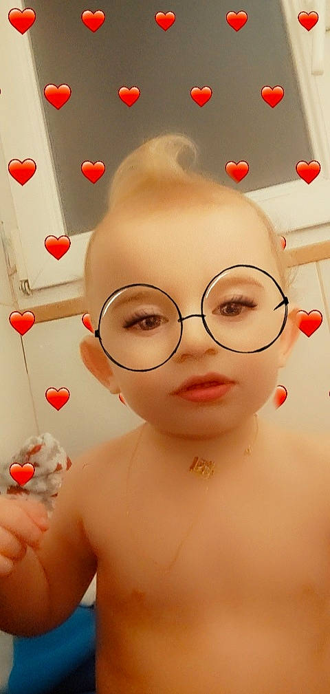 Jean Kevin a rejoint le concours — aidez-le/la à gagner de superbes lots ! arm, art, eyelash, eyewear, finger, gesture, glasses, hand, happy, head, human_body, lip, mouth, nose, person, product, red, skin, sunglasses, vision_care