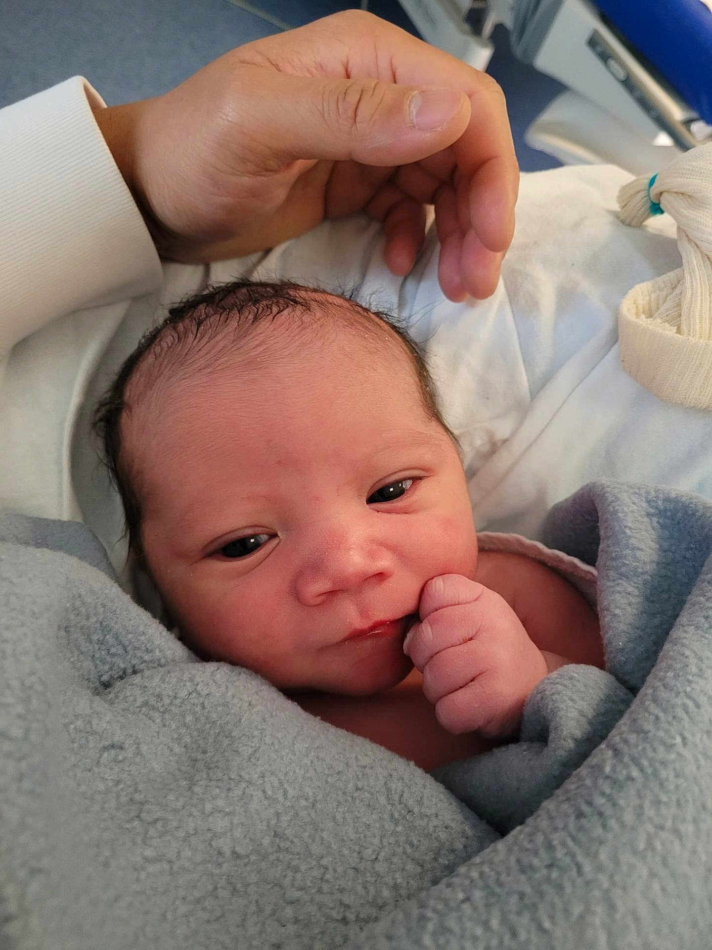 Leonard participe au concours pour gagner de l'argent avec cette photo : baby, newborn, infant, face, eyes, hand, adult_hand, blanket, blanket_texture, swaddle, hospital, hospital_bed, bed, skin, fingers, cute, cozy, sleepy, portrait, newborn_blanket