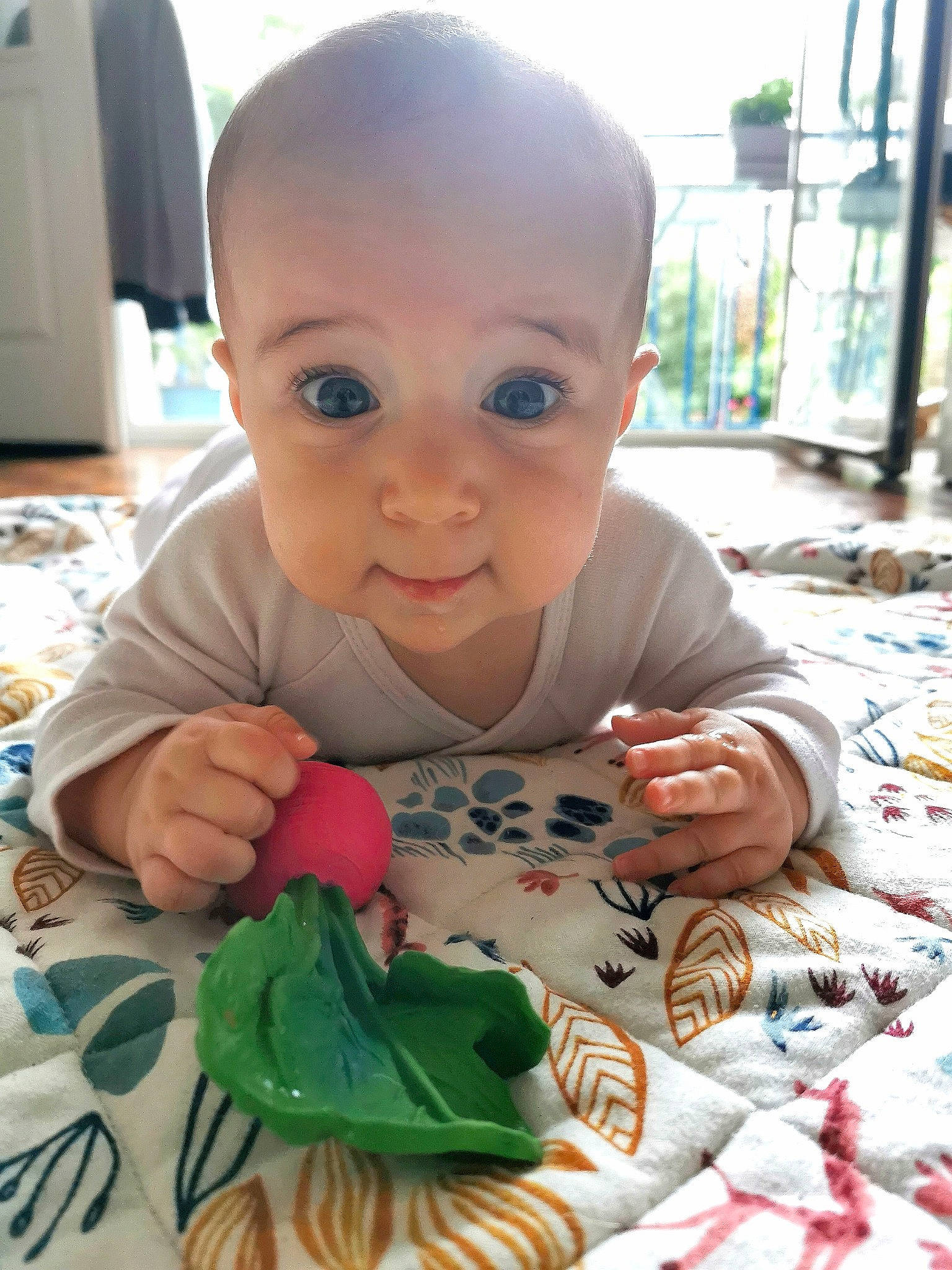 Andréa a rejoint le concours — aidez-le/la à gagner de superbes lots ! baby, baby_toddler_clothing, cheek, child, facial_expression, finger, flooring, fun, hairstyle, happy, leisure, linens, person, plant, play, sitting, skin, smile, thumb, toddler