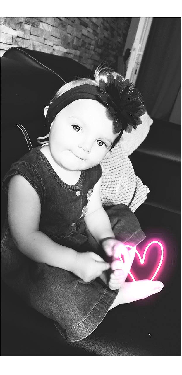Luna participe au concours pour gagner de l'argent avec cette photo : black, black_and_white, child, cool, electronic_device, eyelash, flash_photography, fun, gesture, hairstyle, happy, lip, monochrome, monochrome_photography, organ, person, sleeve, snapshot, style, t_shirt
