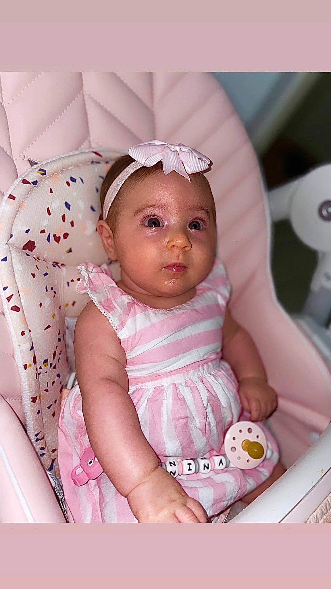 Nina participe au concours pour gagner de l'argent avec cette photo : baby, baby_products, baby_safety, baby_toddler_clothing, cap, cheek, child, comfort, eyebrow, eyelash, facial_expression, hand, happy, linens, lip, mouth, person, pink, skin, sleeve