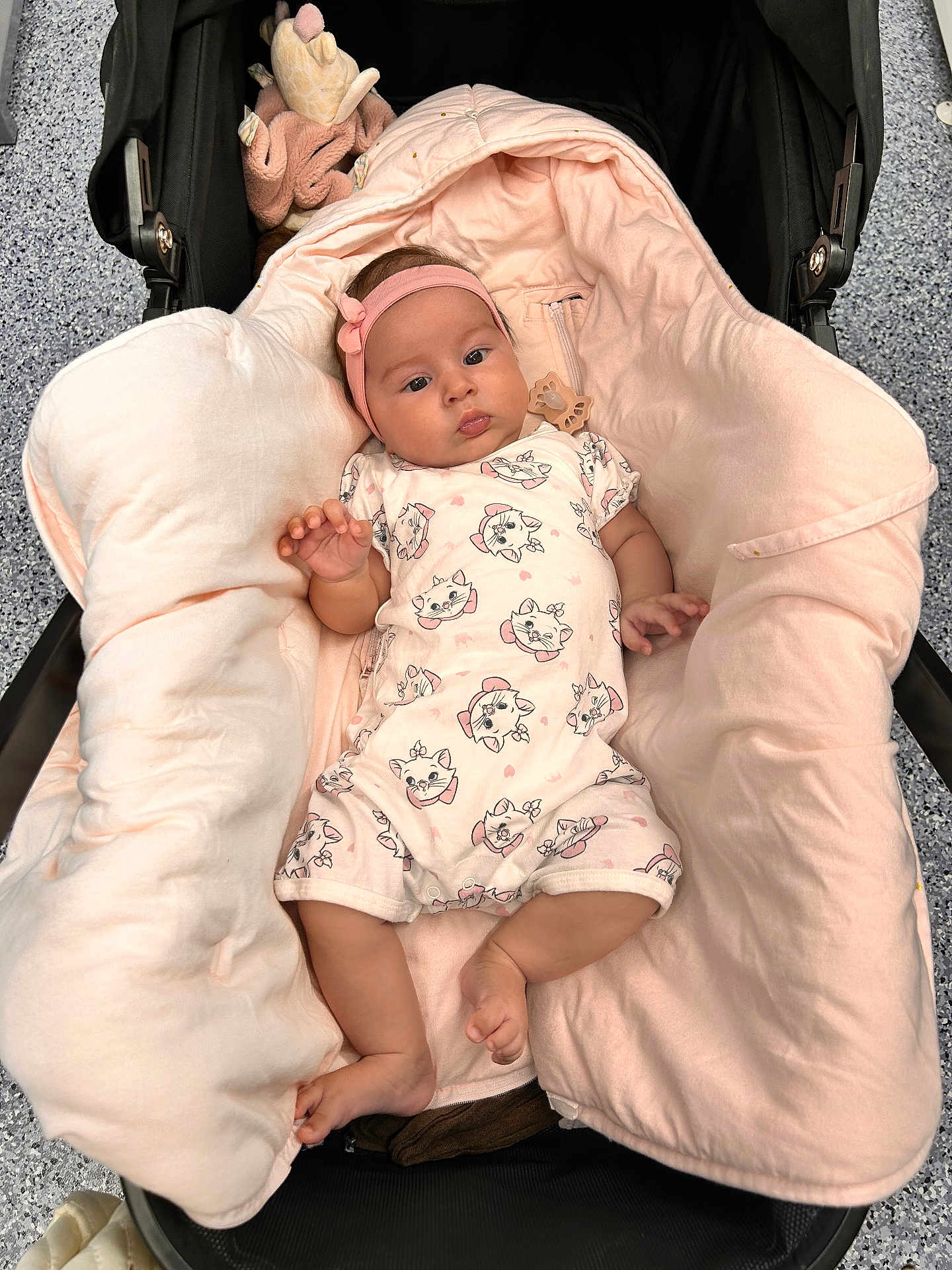 Alma a rejoint le concours — aidez-le/la à gagner de superbes lots ! baby, infant, stroller, pink, headband, onesie, kitten_print, cute, soft, padded, child, floor, indoor, clothing, person, baby_girl, lying_down, relaxed, toy, blanket
