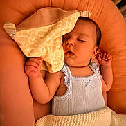 Alma participe au concours pour gagner de l'argent avec cette photo : baby, sleeping, blanket, cushion, soft_toy, giraffe_pattern, infant, cozy, knit_blanket, peaceful, cute, indoor, child, resting, comfort, toddler, sleepwear, portrait, relaxation, nursery