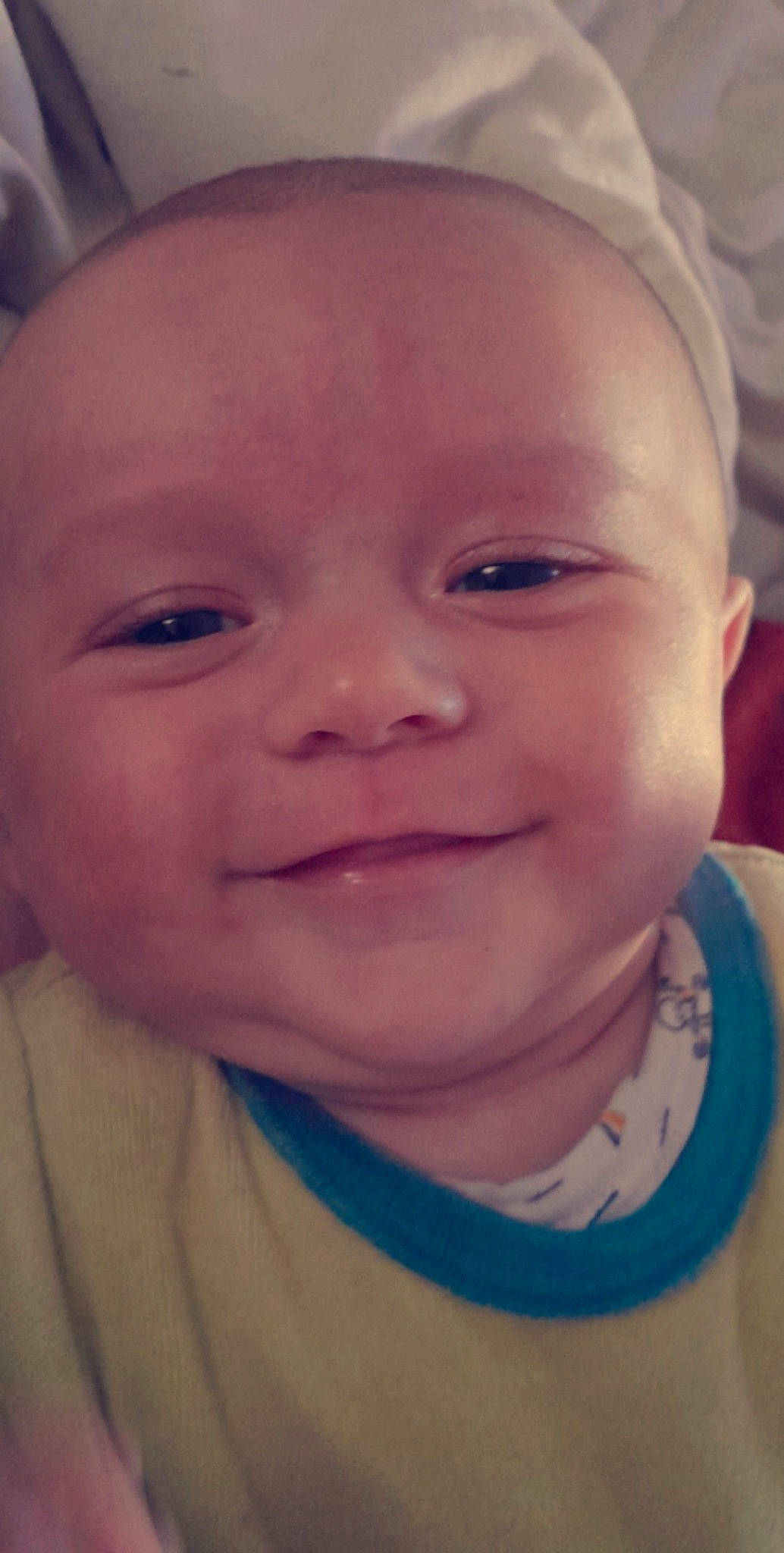 Amaël participe au concours pour gagner de l'argent avec cette photo : baby, cheek, chin, ear, eye, eyebrow, eyelash, facial_expression, forehead, hairstyle, happy, human_body, iris, lip, mouth, neck, nose, person, product, skin