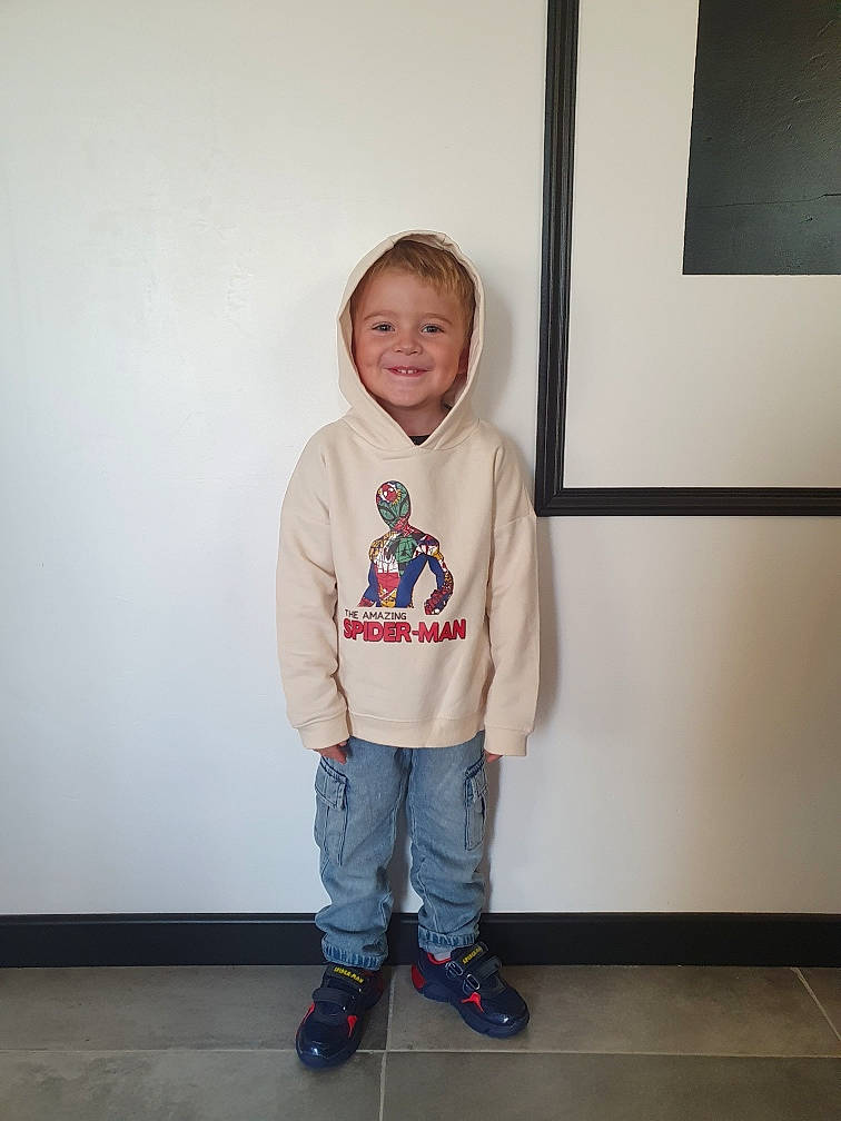 Milano a rejoint le concours — aidez-le/la à gagner de superbes lots ! baby_toddler_clothing, child, clothing, denim, electric_blue, fashion_design, flooring, fun, happy, hardwood, joy, knee, leg, pattern, person, sleeve, smile, sportswear, standing, t_shirt