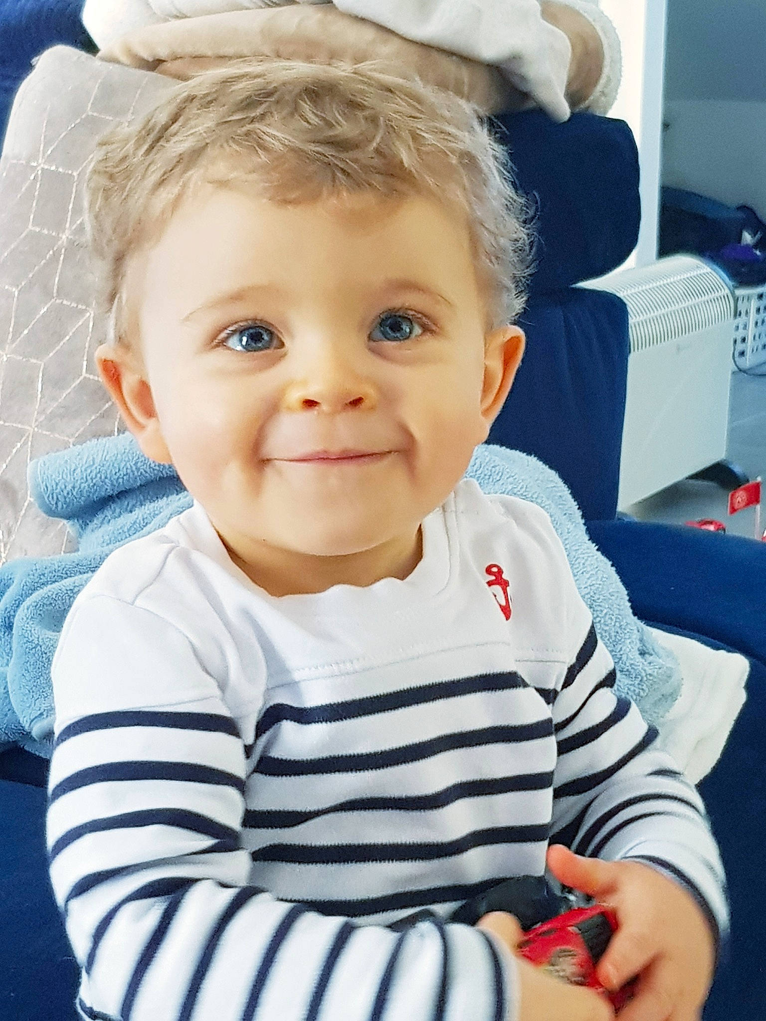 Milano participe au concours pour gagner de l'argent avec cette photo : baby, baby_toddler_clothing, cheek, child, comfort, cool, ear, eye, happy, joy, laugh, living_room, mouth, person, sleeve, sweater, toddler