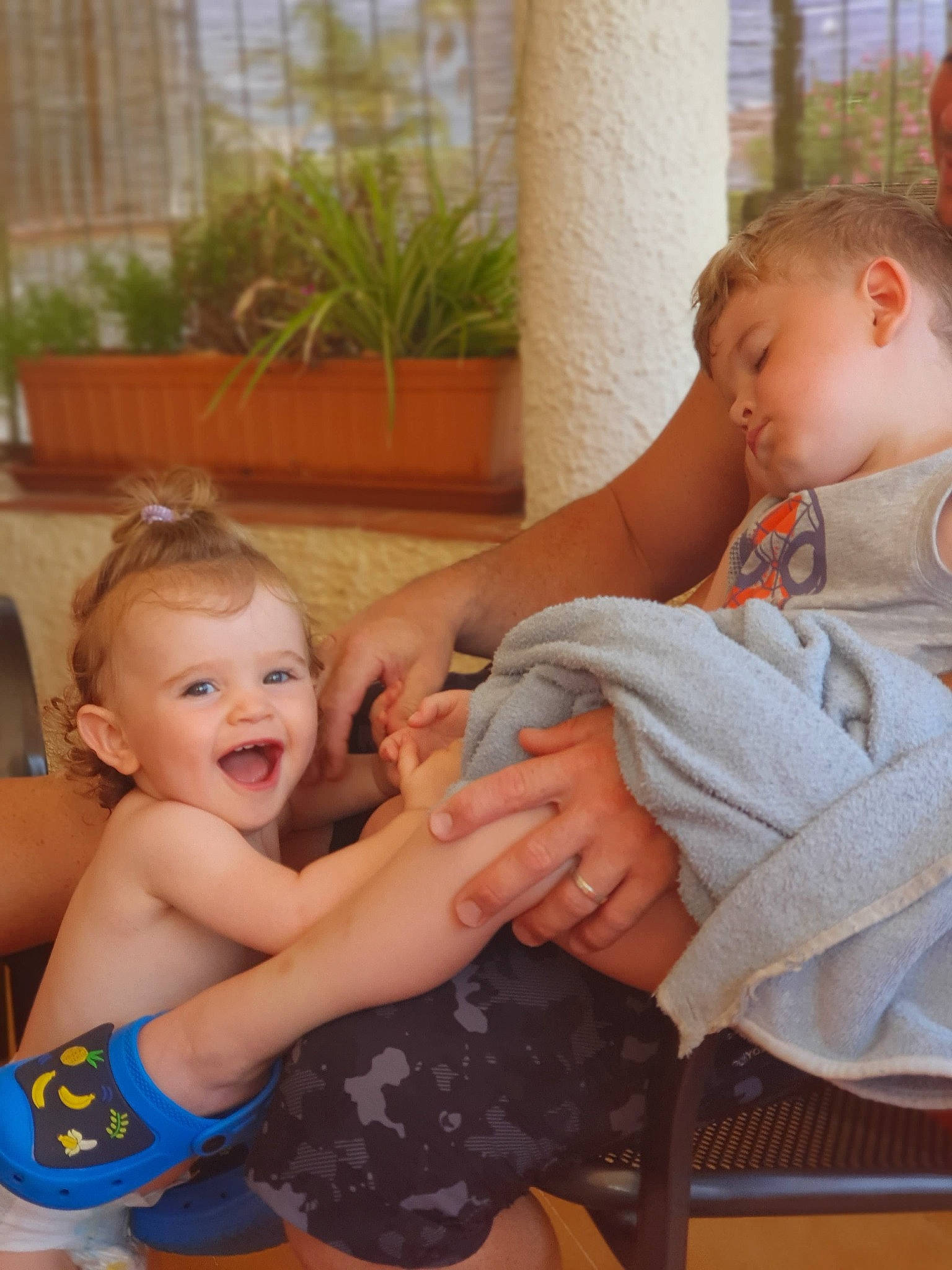 Manoa a rejoint le concours — aidez-le/la à gagner de superbes lots ! child, comfort, facial_expression, finger, fun, grass, hair, happy, interaction, iris, joint, lap, leg, leisure, person, plant, shoulder, skin, smile, thigh