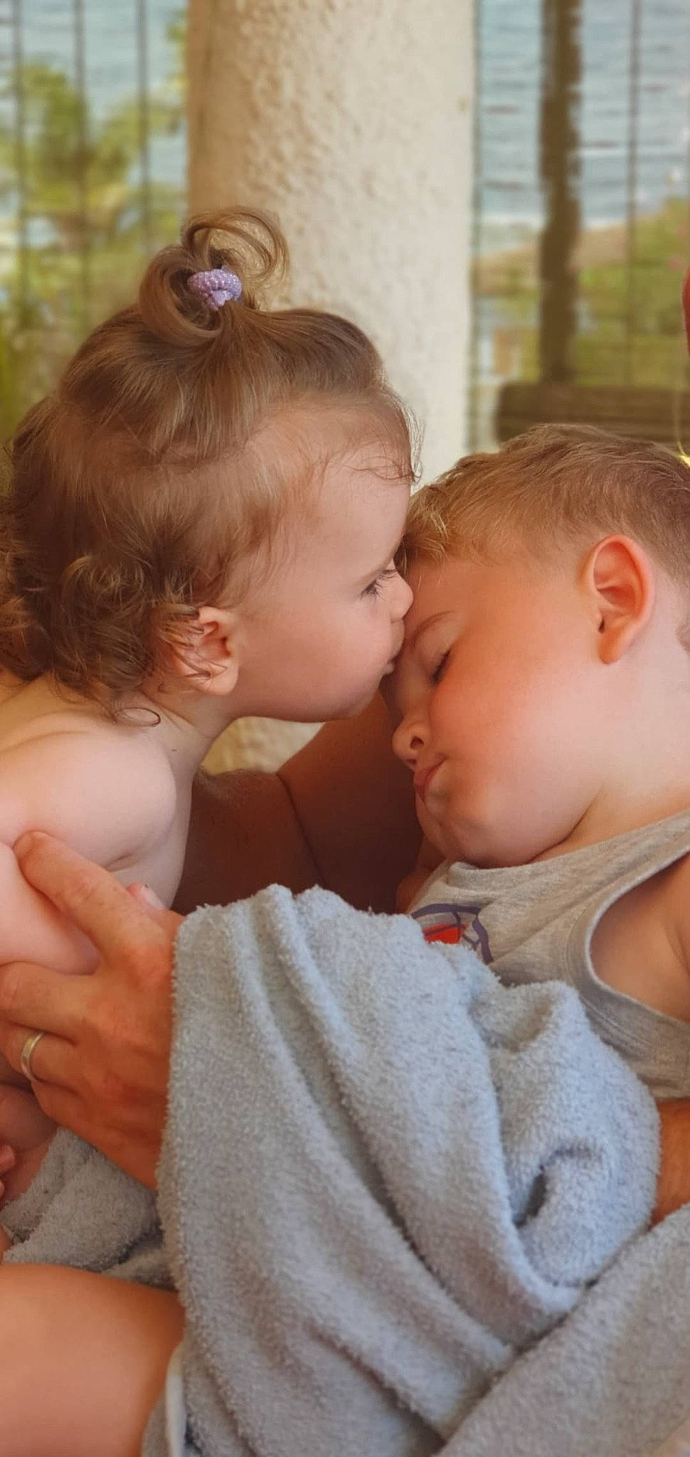 Manoa participe au concours pour gagner de l'argent avec cette photo : baby, baby_toddler_clothing, blond, cheek, child, ear, fun, gesture, grass, hair, happy, interaction, iris, kiss, neck, nose, person, plant, shoulder, skin