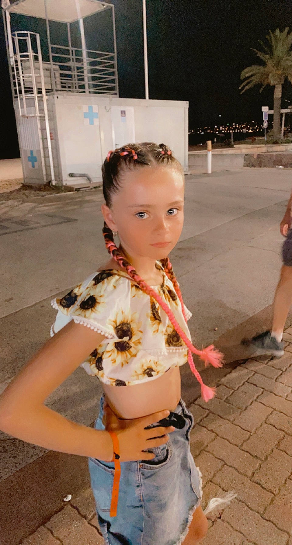 Haley participe au concours pour gagner de l'argent avec cette photo : beauty, blond, blue, event, eyewear, fashion, fashion_design, fun, hairstyle, human, human_leg, jewellery, necklace, person, road, skin, summer, sunglasses, trunk, waist