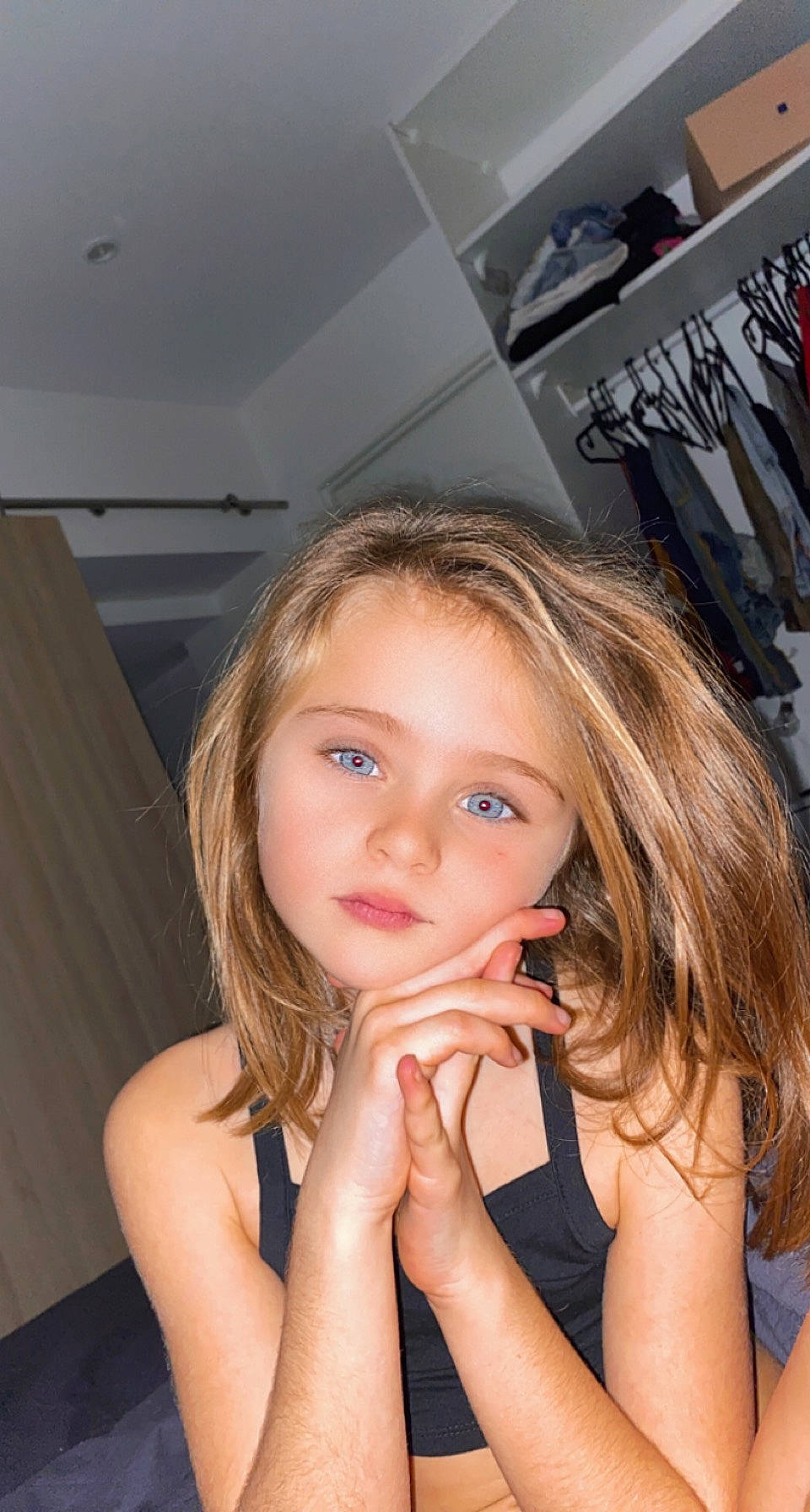 Haley participe au concours pour gagner de l'argent avec cette photo : chair, cheek, chin, ear, eyelash, flash_photography, fun, gesture, hairstyle, hand, happy, iris, lip, long_hair, mouth, neck, nose, person, skin, smile