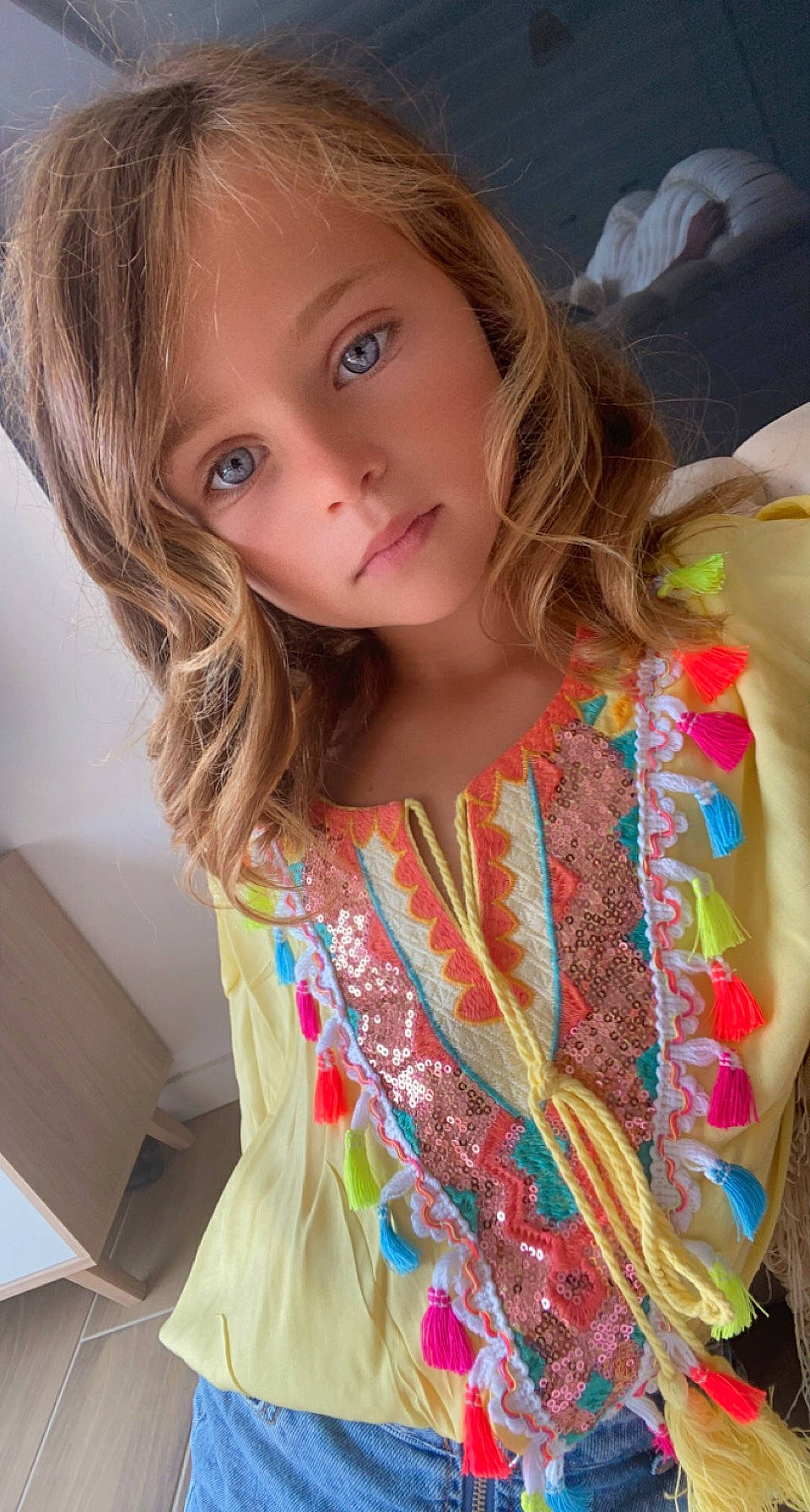 Haley a rejoint le concours — aidez-le/la à gagner de superbes lots ! blond, dress, eye, eyelash, face, fashion_design, fawn, fun, hairstyle, happy, iris, lip, neck, organ, pattern, person, pink, shoulder, skin, sleeve