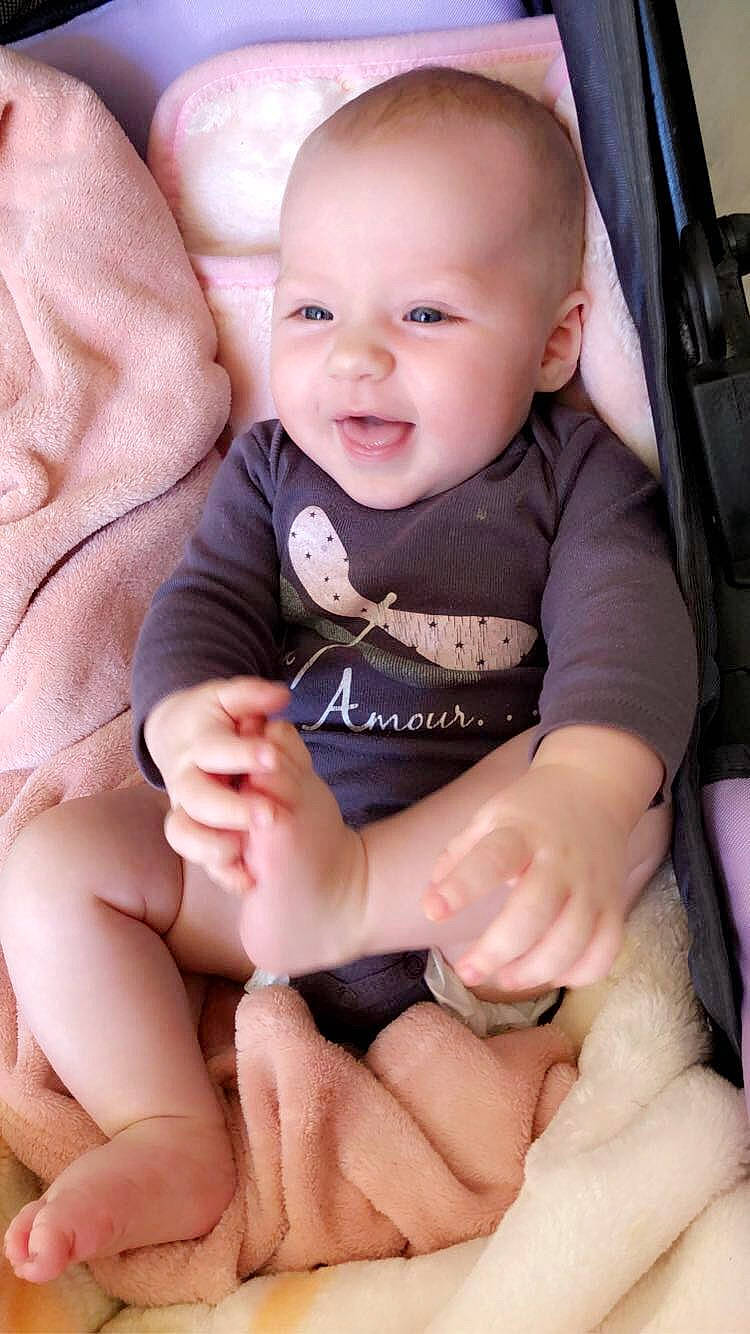 Lyla a rejoint le concours — aidez-le/la à gagner de superbes lots ! baby, cheek, child, finger, hand, person, sitting, skin, smile, thumb, toddler