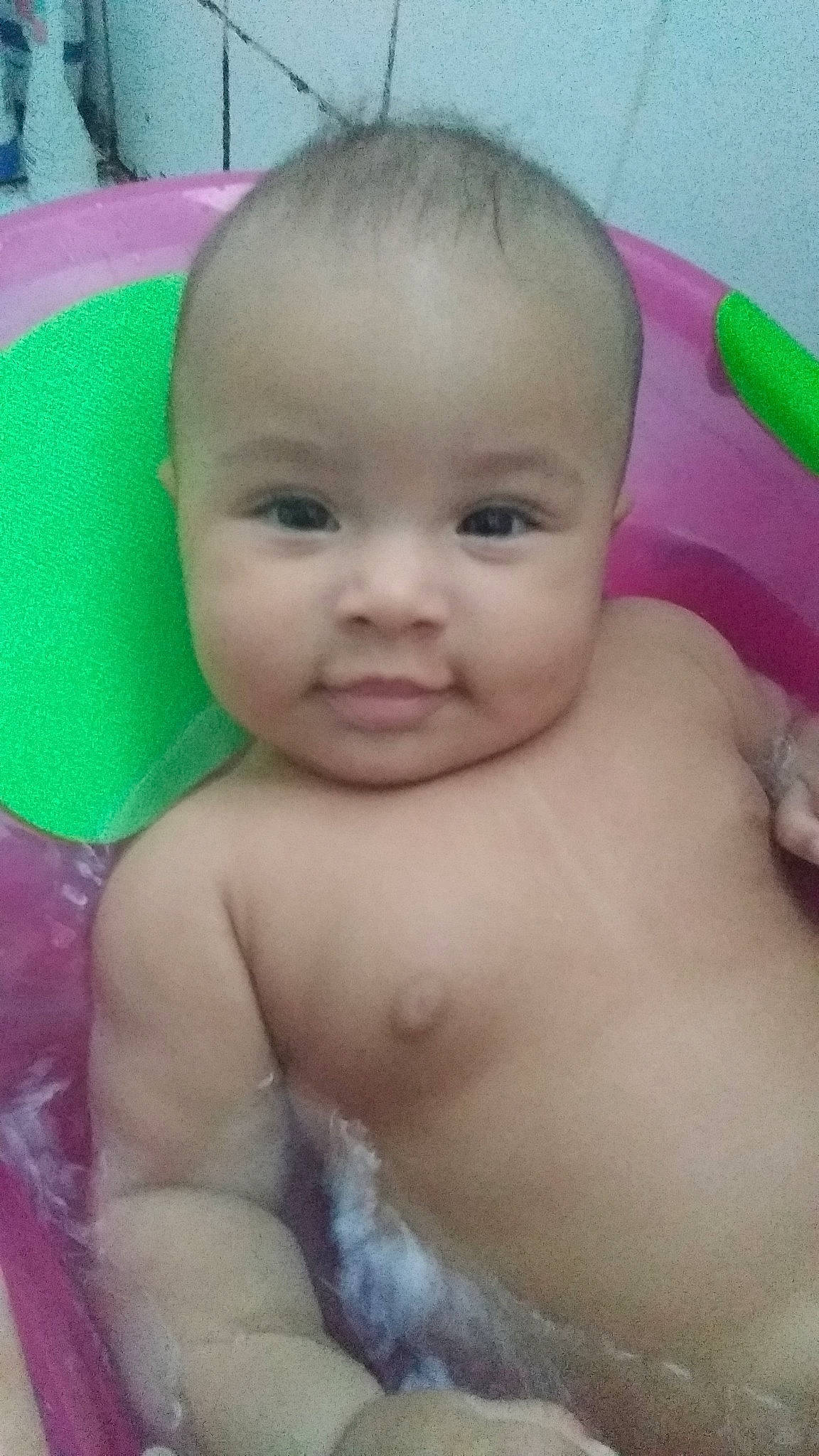 Lluvia a rejoint le concours — aidez-le/la à gagner de superbes lots ! baby, baby_bathing, cheek, chest, chin, eye, eyebrow, eyelash, face, facial_expression, happy, iris, lip, mouth, muscle, nose, organ, person, product, skin