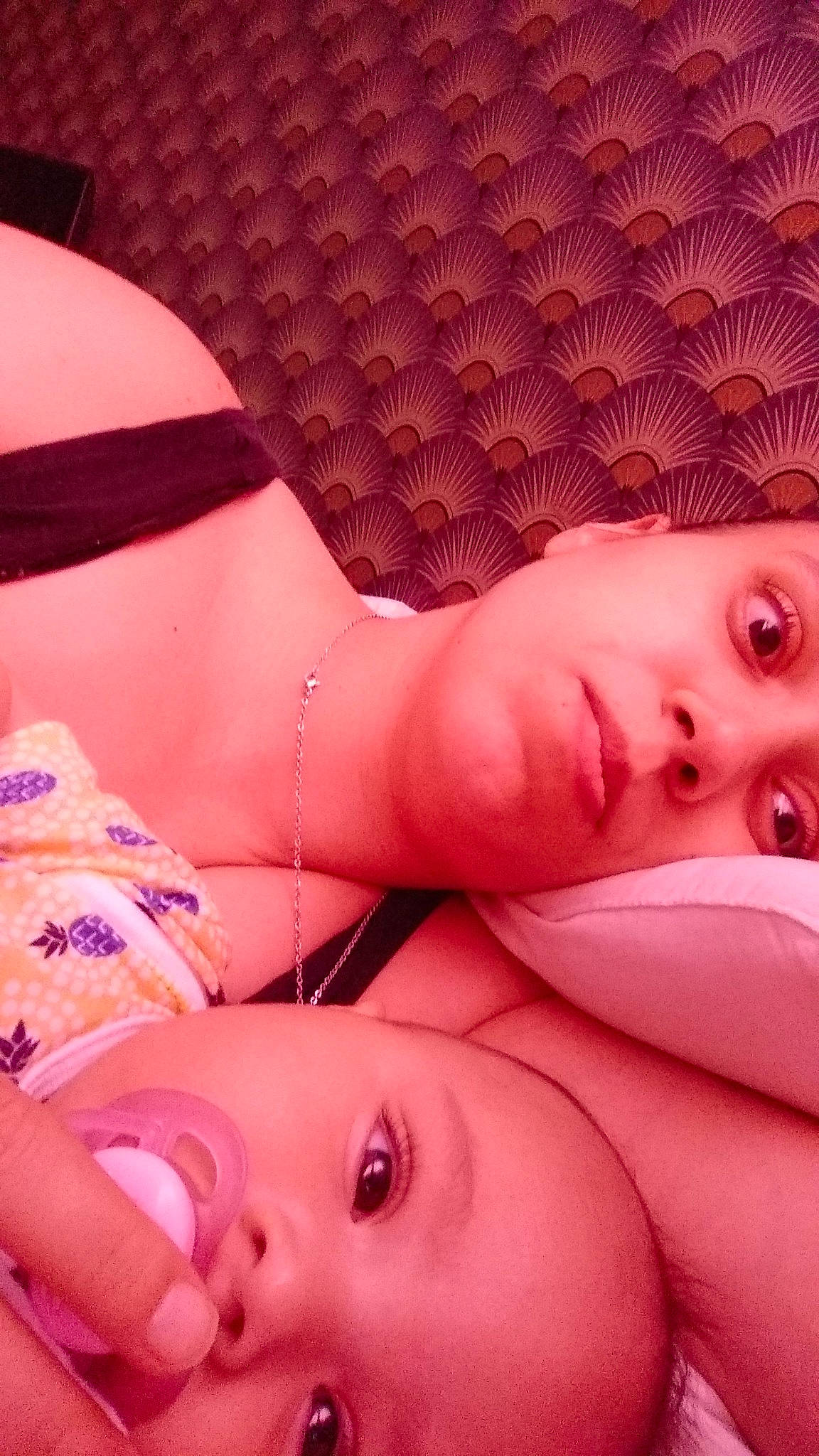 Lluvia participe au concours pour gagner de l'argent avec cette photo : cheek, comfort, eye, eyelash, facial_expression, finger, gesture, hand, human_body, lip, mouth, muscle, neck, nose, orange, organ, person, pink, skin, stomach