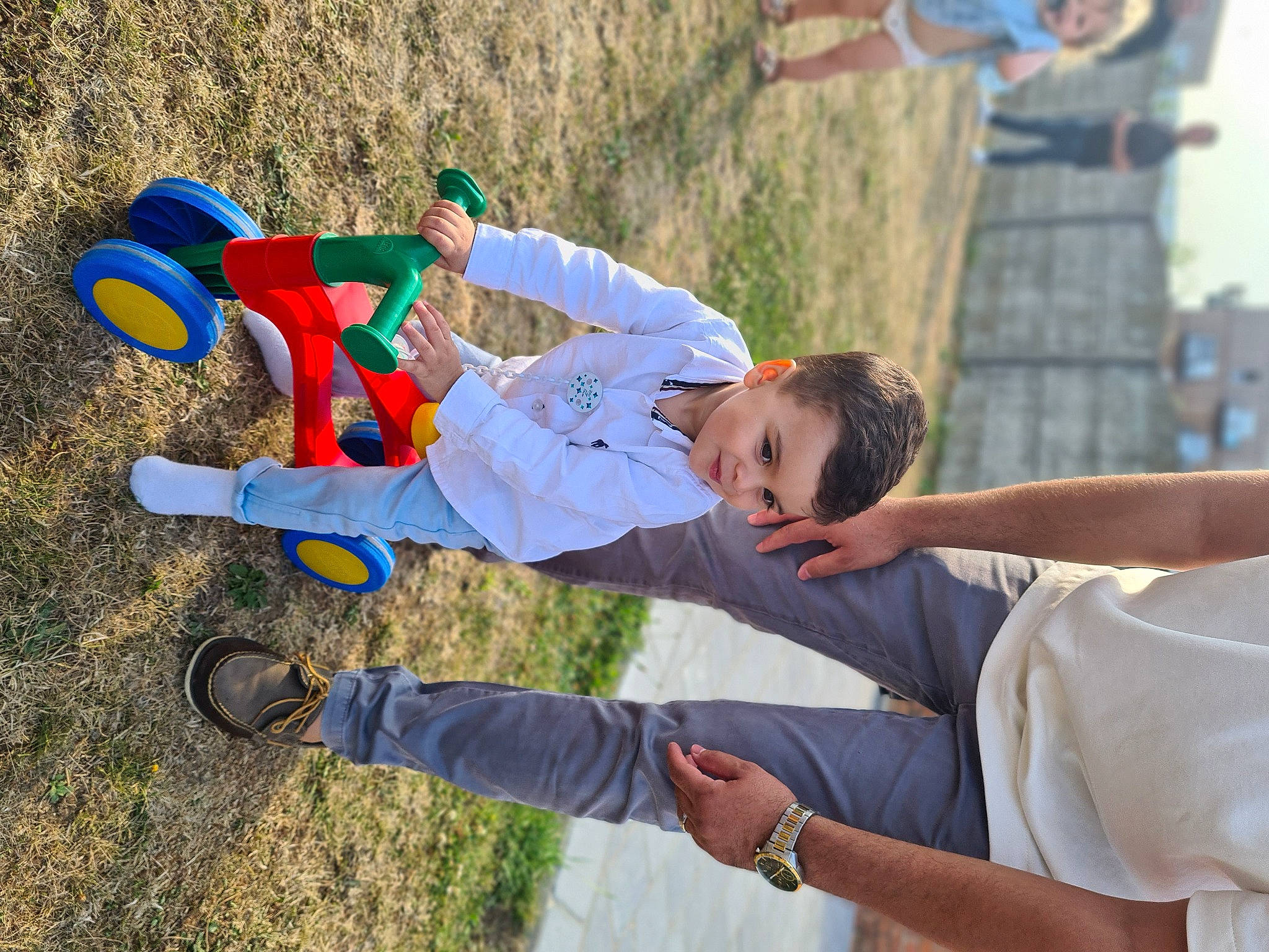 Qassim participe au concours pour gagner de l'argent avec cette photo : blurred, child, elbow, electric_blue, event, fun, gesture, grass, happy, leisure, people_in_nature, person, play, recreation, sitting, soil, t_shirt, toddler, vacation, walking_shoe