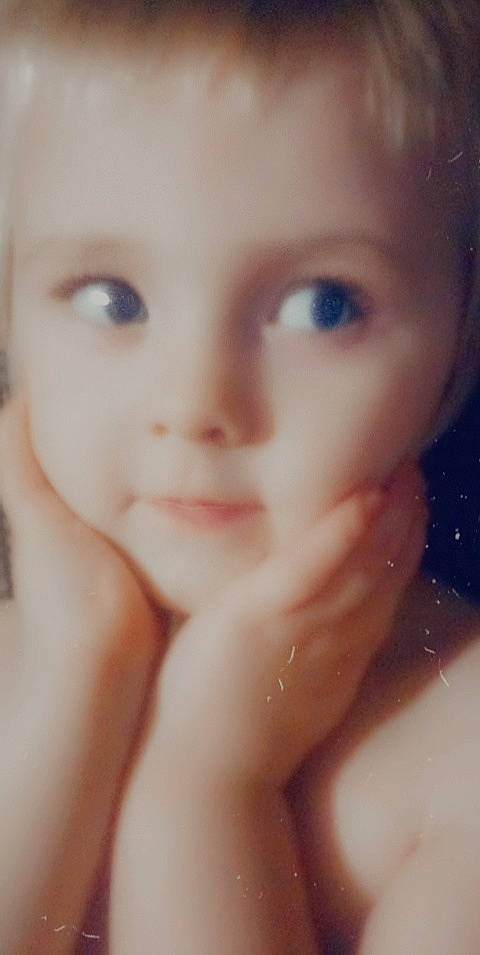 Jenson is registered to the contest to win money with this photo: arm, cheek, chin, cloud, ear, eyebrow, eyelash, finger, forehead, gesture, hand, human_body, iris, jaw, lip, mouth, neck, nose, person, skin