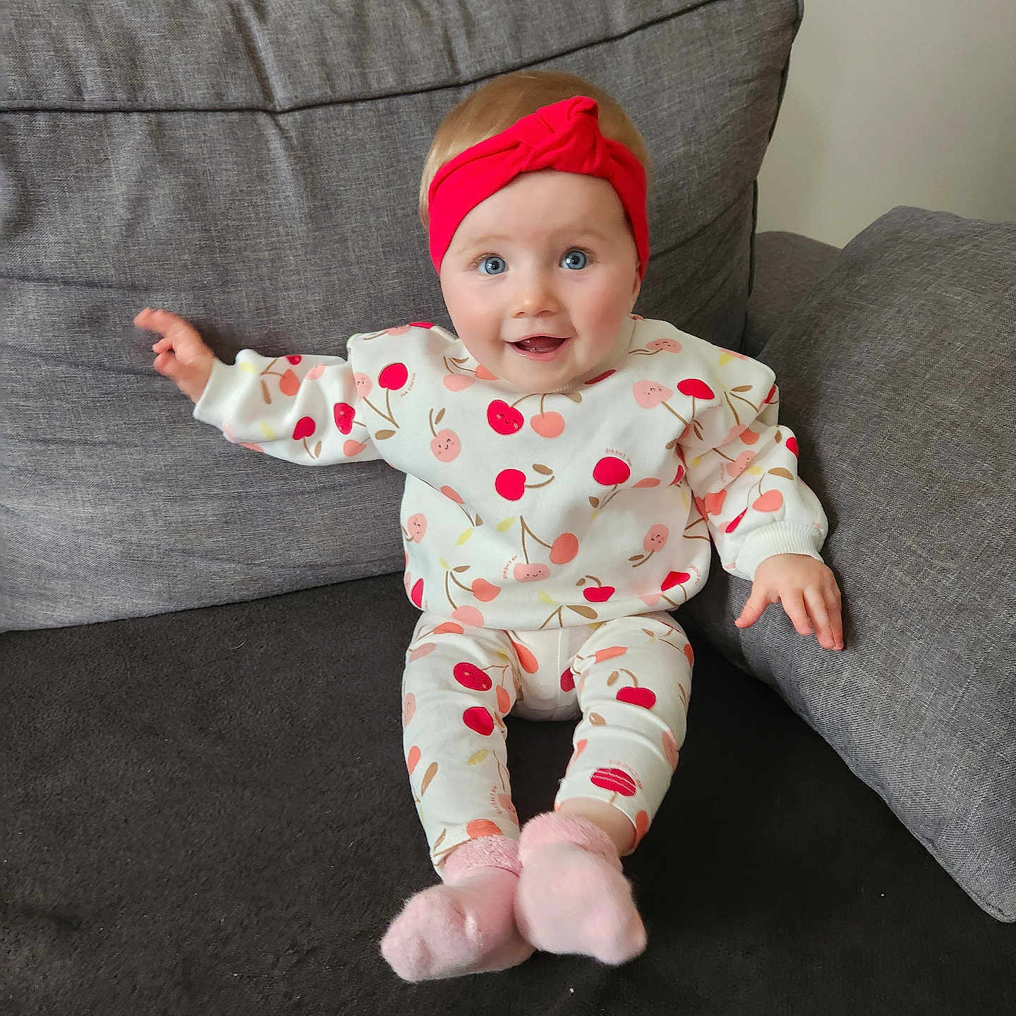 Tallya a rejoint le concours — aidez-le/la à gagner de superbes lots ! accessories, baby, bodypart, clothing, couch, cushion, face, finger, furniture, hand, hat, head, homedecor, hosiery, pajamas, person, photography, portrait, sitting, sock