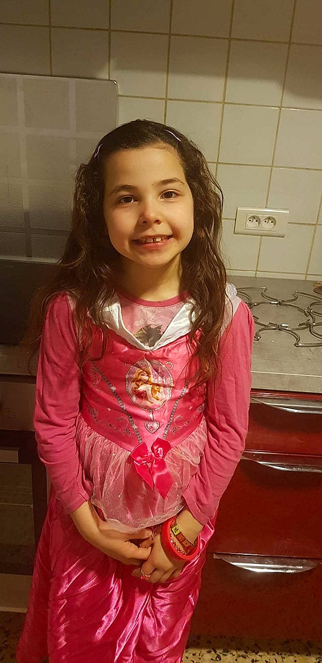 Cassandra participe au concours pour gagner de l'argent avec cette photo : beauty, cheek, child, child_model, day, eye, facial_expression, fun, girl, hairstyle, happiness, joy, lady, person, pink, red, sitting, skin, smile, standing