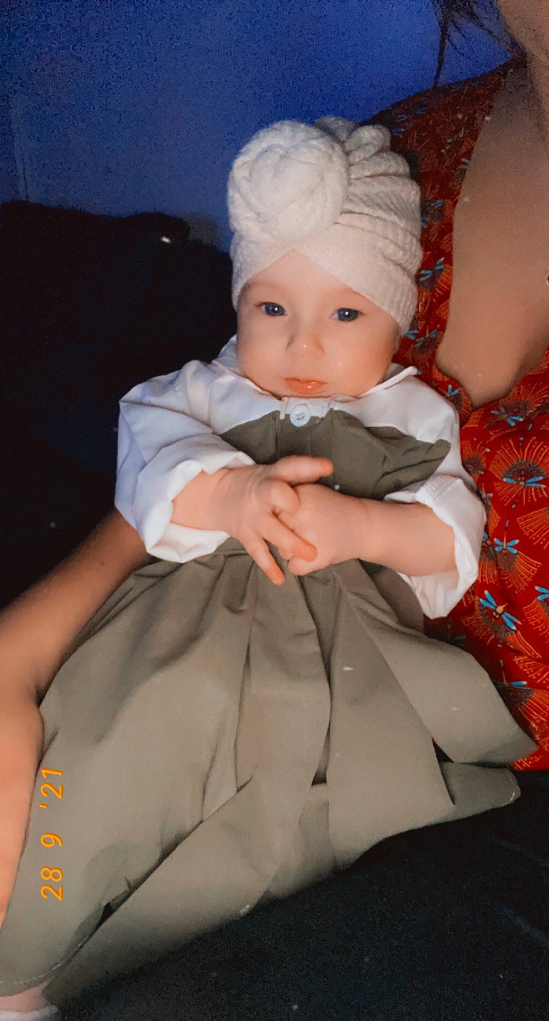 Luna a rejoint le concours — aidez-le/la à gagner de superbes lots ! baby, baby_toddler_clothing, cheek, child, comfort, costume_hat, eye, fashion_accessory, fashion_design, flash_photography, formal_wear, hat, headpiece, headwear, iris, lip, pattern, person, sitting, sleeve