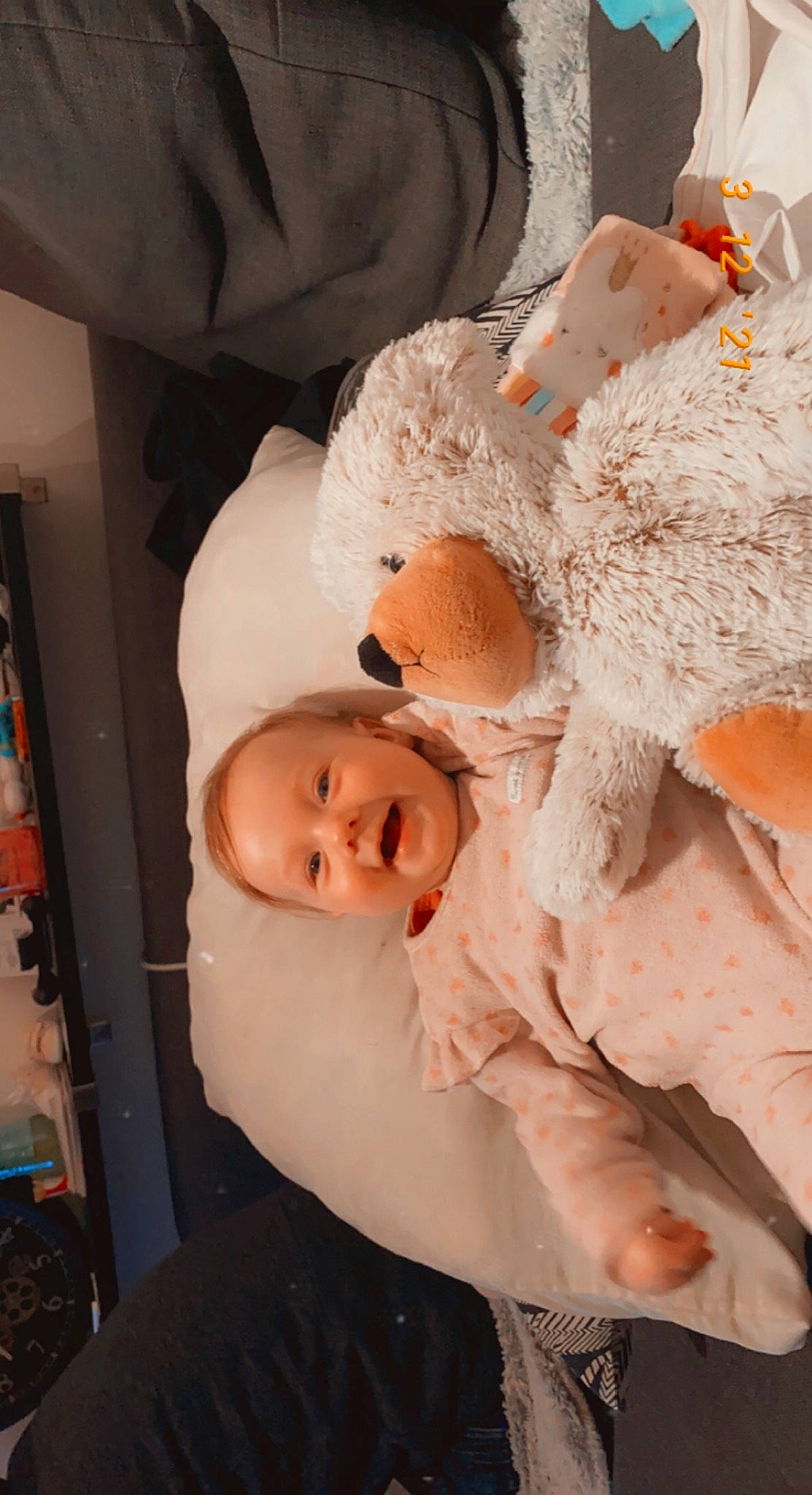 Luna a rejoint le concours — aidez-le/la à gagner de superbes lots ! abdomen, baby, baby_products, baby_sleeping, baby_toddler_clothing, birth, cheek, child, comfort, event, fur, headgear, human_body, linens, orange, peach, person, room, skin, sleep