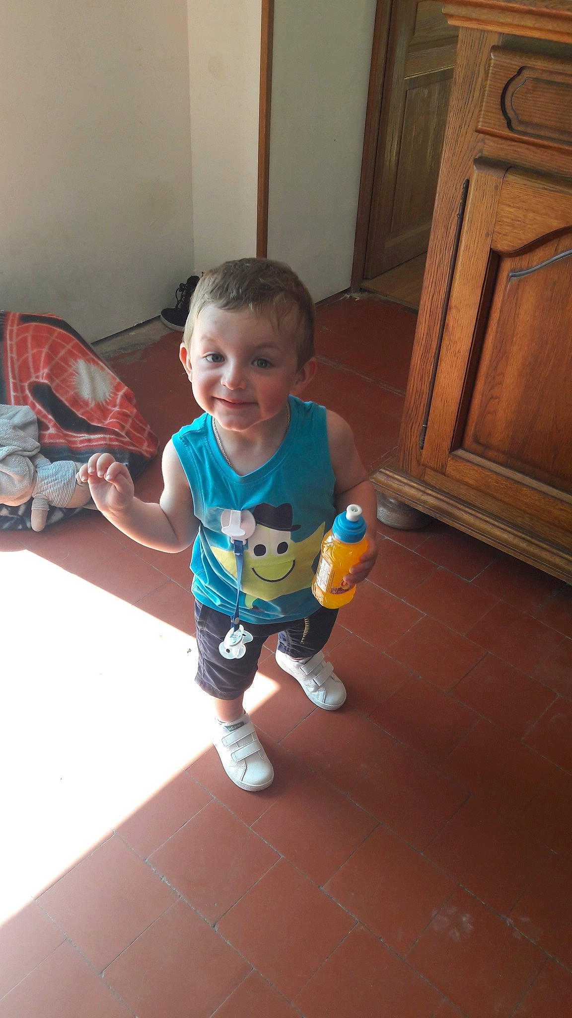 Gauthier participe au concours pour gagner de l'argent avec cette photo : baby, child, floor, head, joy, person, play, skin, smile, standing, toddler, toy