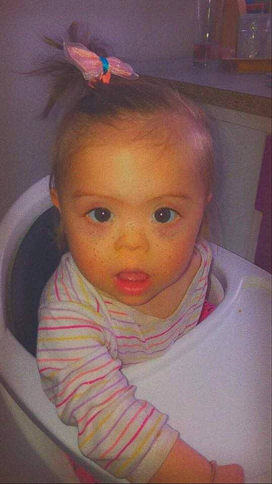 Imene a rejoint le concours — aidez-le/la à gagner de superbes lots ! baby, cheek, child, chin, ear, eye, eyebrow, face, forehead, hair, head, iris, lip, mouth, neck, nose, organ, person, pink, skin