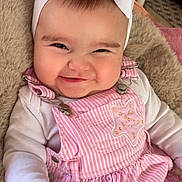 Alyäh a rejoint le concours — aidez-le/la à gagner de superbes lots ! baby, infant, smiling, face, headband, bow, pink_overalls, clothing, cute, happy, furry_blanket, hand, child, portrait, indoors, skin, cheeks, person, baby_girl, cozy