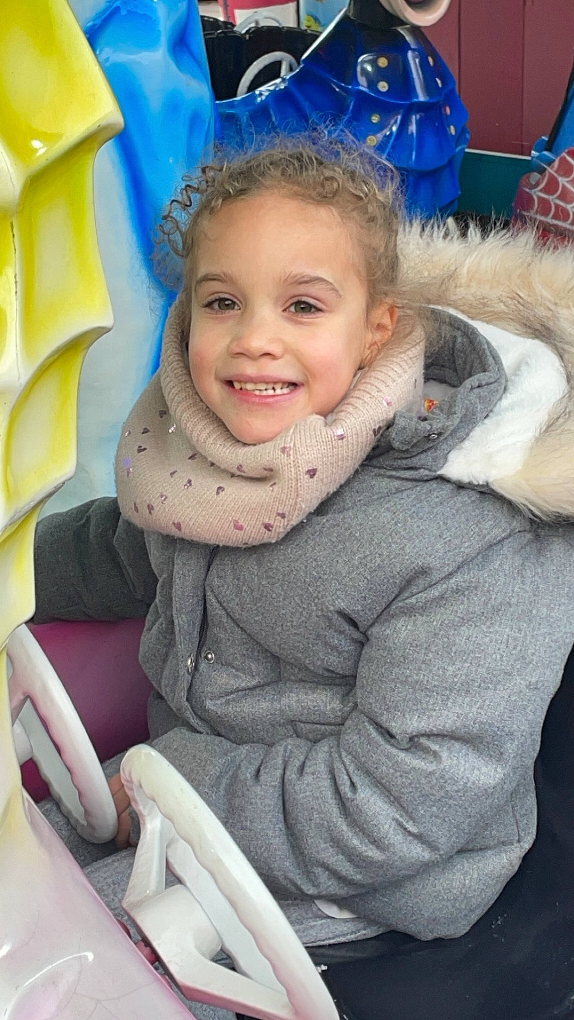 Lya participe au concours pour gagner de l'argent avec cette photo : blond, chair, cheek, child, comfort, electric_blue, event, eye, fashion_accessory, fun, happy, iris, joy, leisure, people, person, recreation, sitting, skin, smile