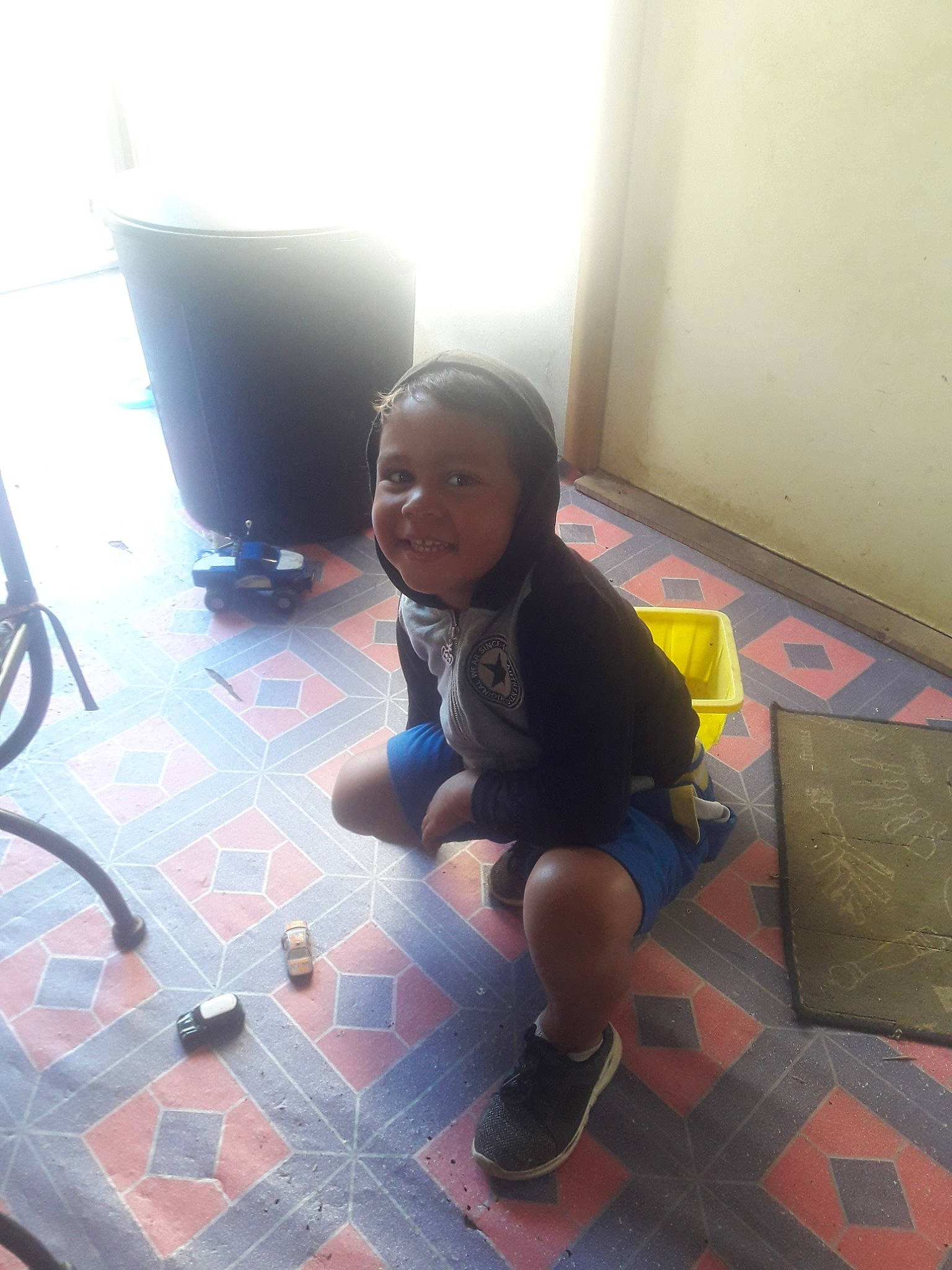 Denis a rejoint le concours — aidez-le/la à gagner de superbes lots ! black, child, cool, day, floor, flooring, fun, girl, joy, person, play, product, sitting, toddler