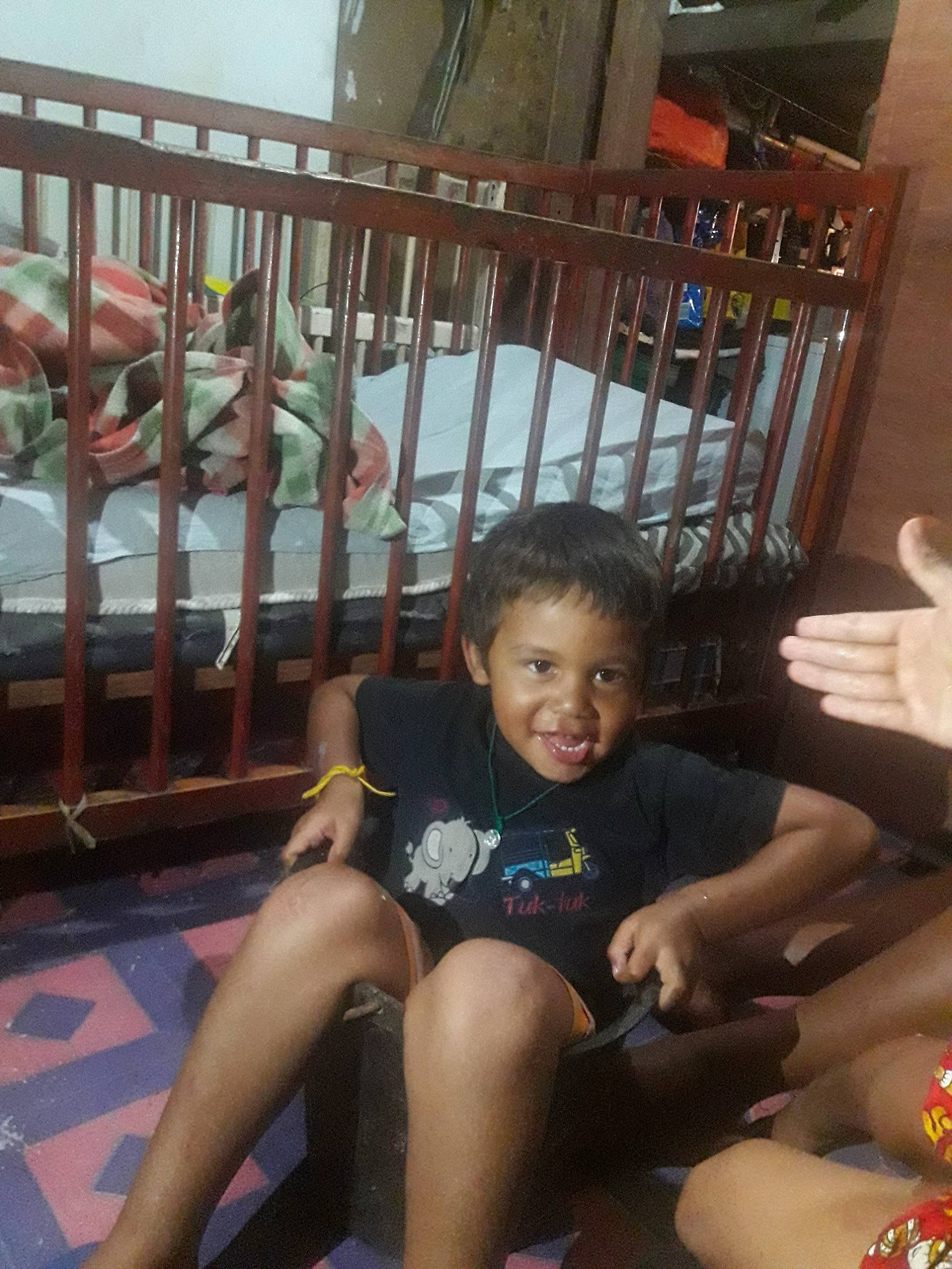 Denis a rejoint le concours — aidez-le/la à gagner de superbes lots ! abdomen, child, day, fun, girl, human_body, joy, leg, leisure, person, play, product, recreation, sitting, thigh, toddler, trunk, vacation